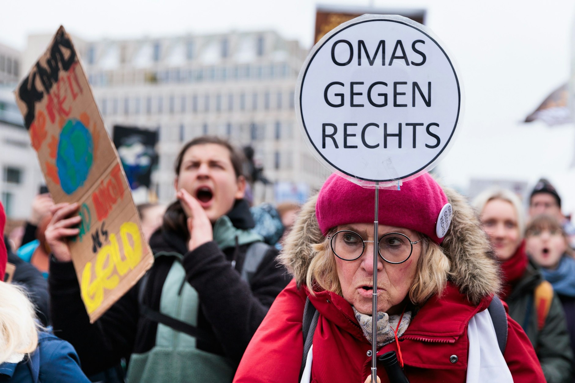 Eine Frau hält ein „Omas gegen rechts“-Schild bei einer Demonstration in die Höhe.