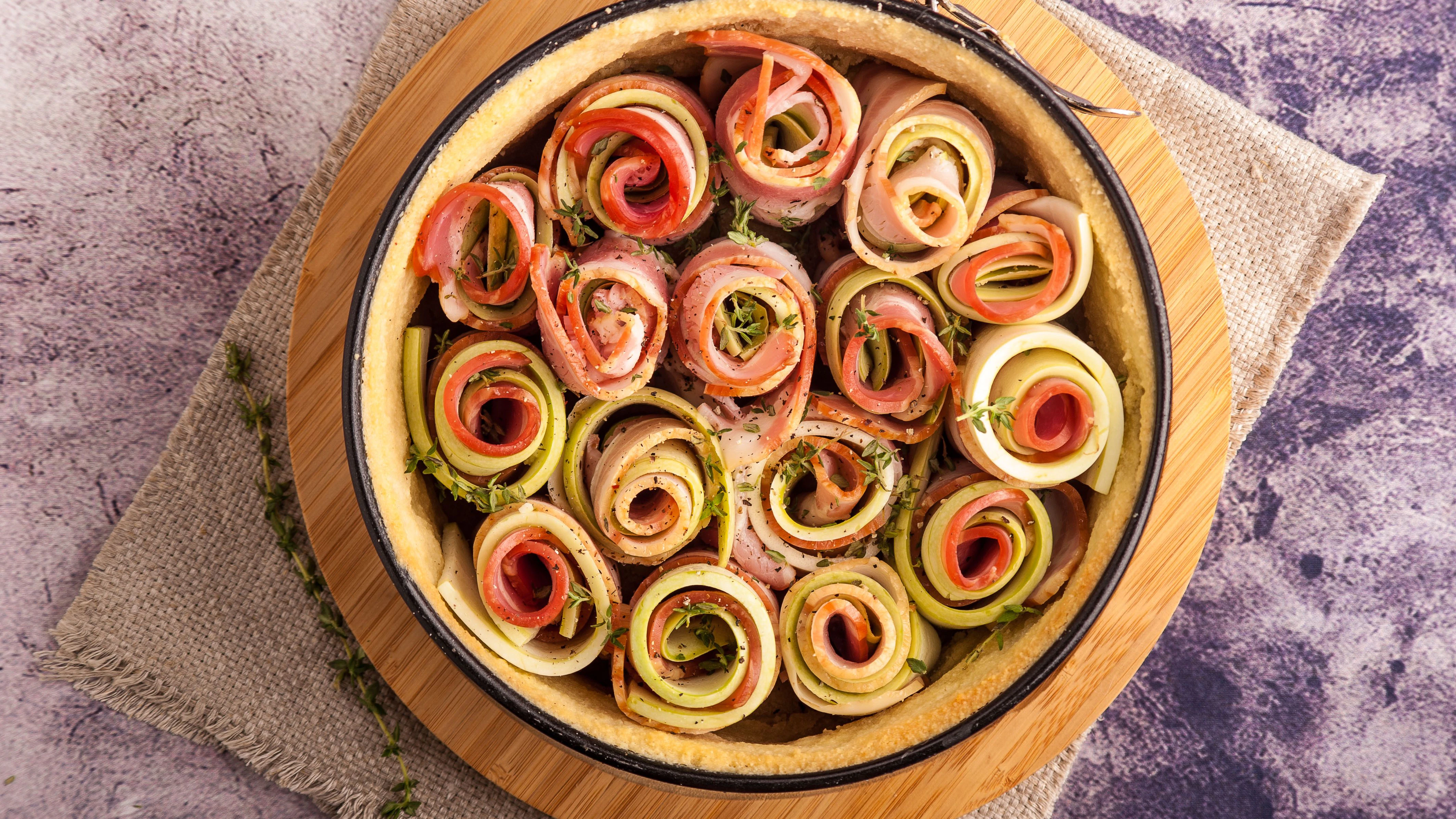 Statt einer großen Spirale kann man auch einzelne Gemüse-Rollen in die Tarte setzen.
