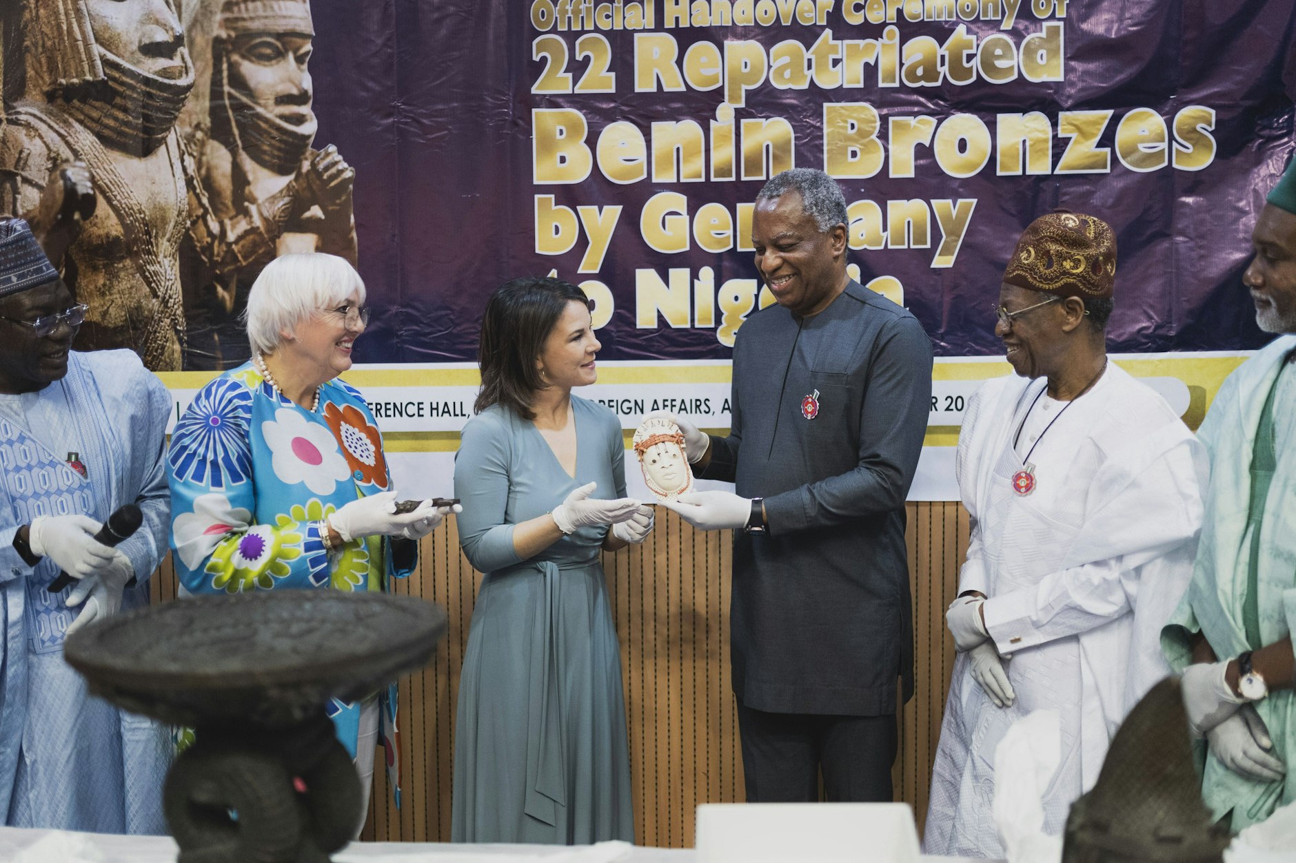 De Nigeriaanse minister van Cultuur Lai Mohammed, minister van Buitenlandse Zaken Geoffrey Onyeama, de Duitse minister van Buitenlandse Zaken Annalena Baerbock en staatsminister van Cultuur Claudia Roth bij de ceremonie ter teruggave van de Benin Bronzes aan Nigeria in Abuja in december 2022 (van links).