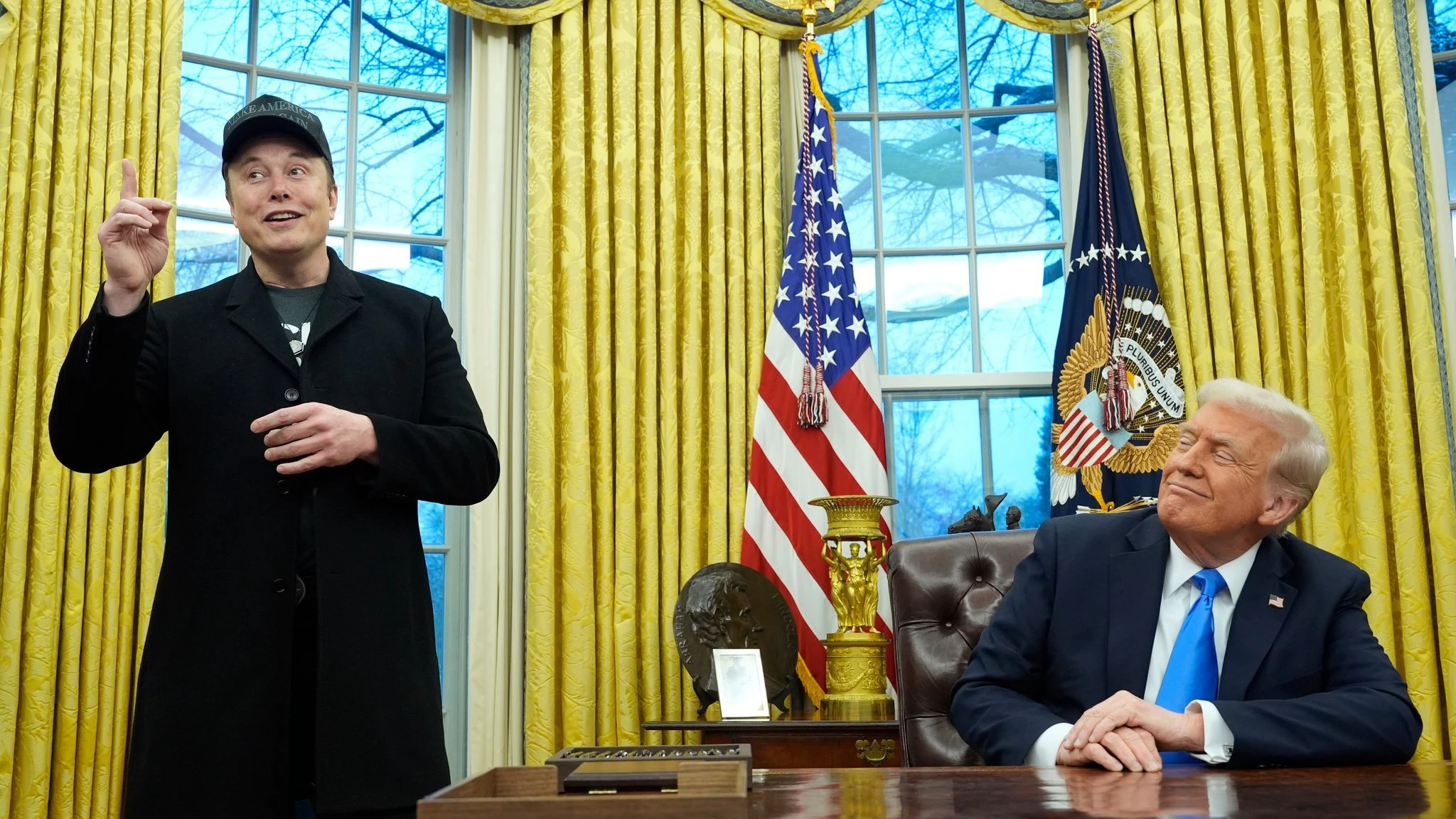 US-Präsident Donald Trump (r.) beauftragte Elon Musk mit einem drastischen Personal- und Kostenabbau in den Bundesbehörden.
