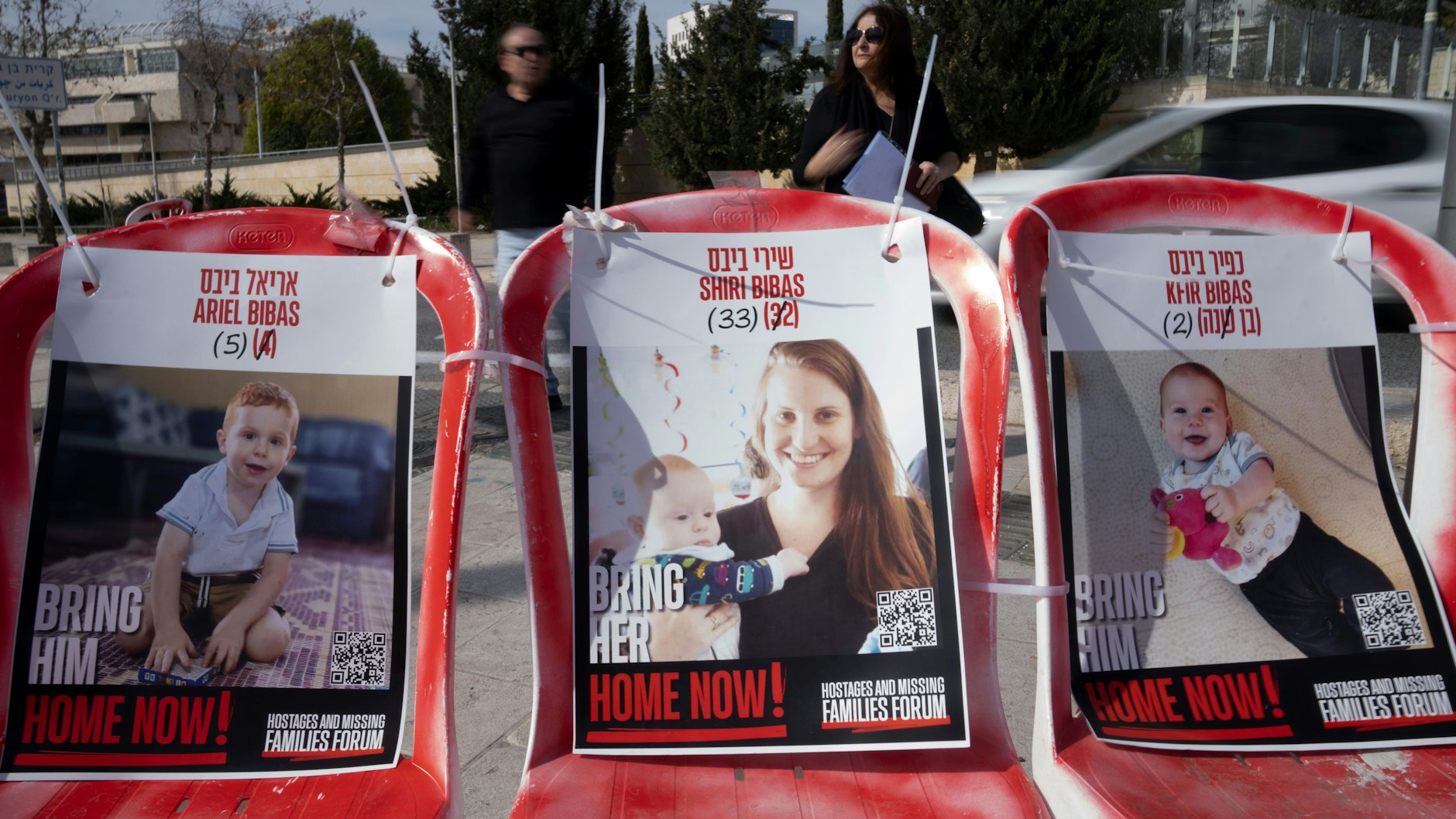 Von der Hamas ermordet: Shiri Bibas und ihre Söhne Ariel (l) und Kfir (r).