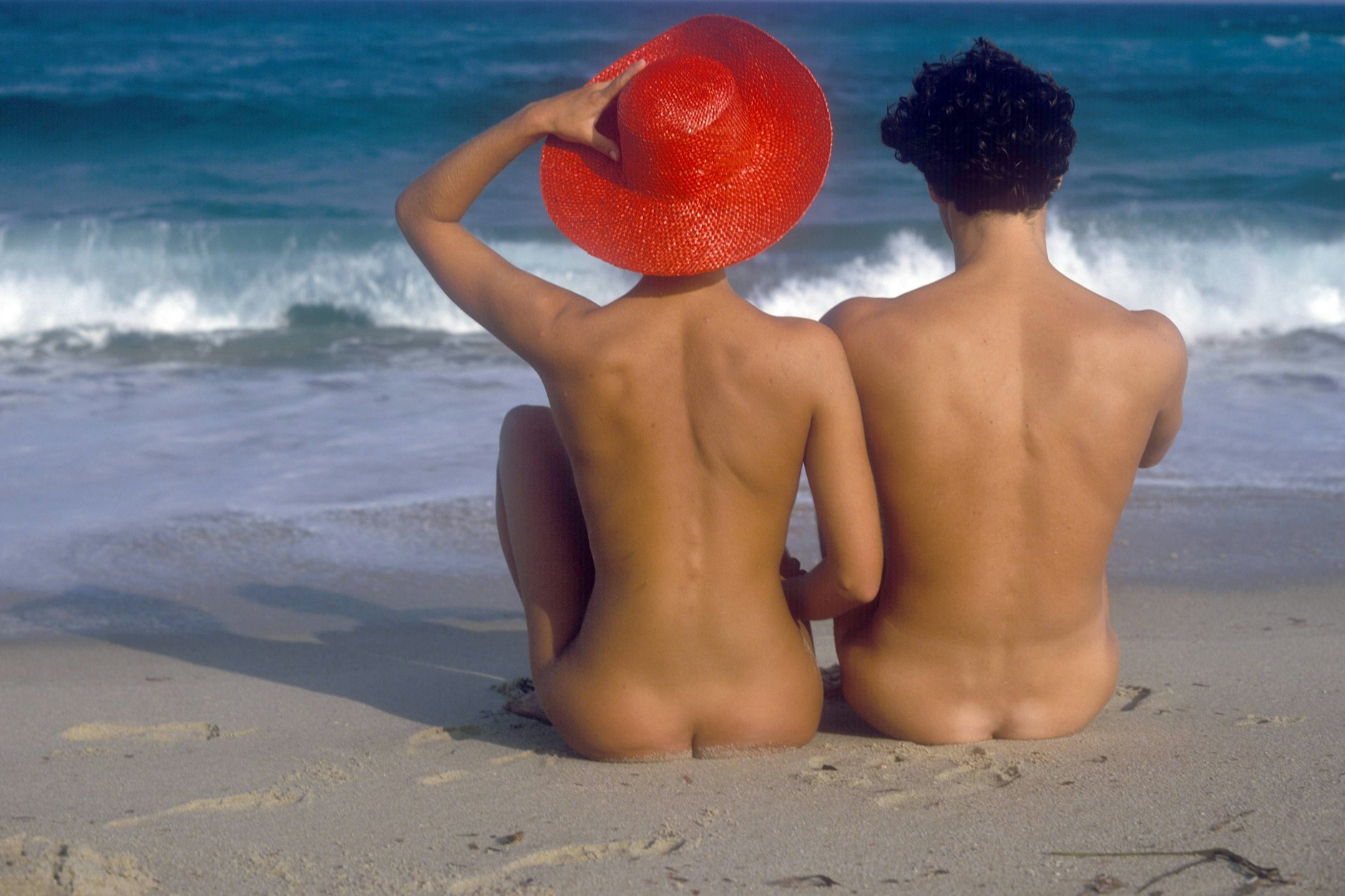 Nackt am Strand sitzen und auf das Meer schauen: Einige FKK-Strände an der Ostsee sollen nun wirklich nur für die sein, die sich dort hüllenlos zeigen. Eine Nacktpflicht ist geplant.
