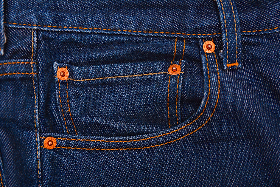 Die kleine Tasche mit den Nieten gehört zur Levis und findet sich auch bei vielen anderen Jeans-Hosen.