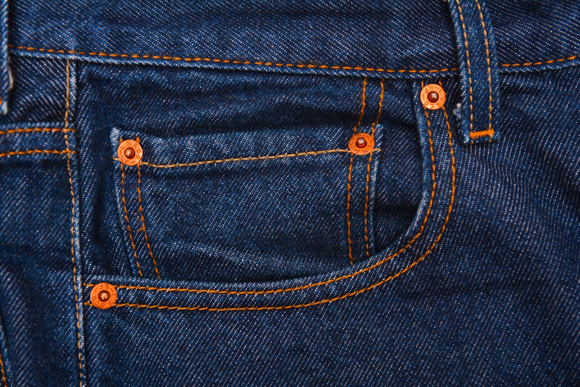 Die kleine Tasche mit den Nieten gehört zur Levis und findet sich auch bei vielen anderen Jeans-Hosen.