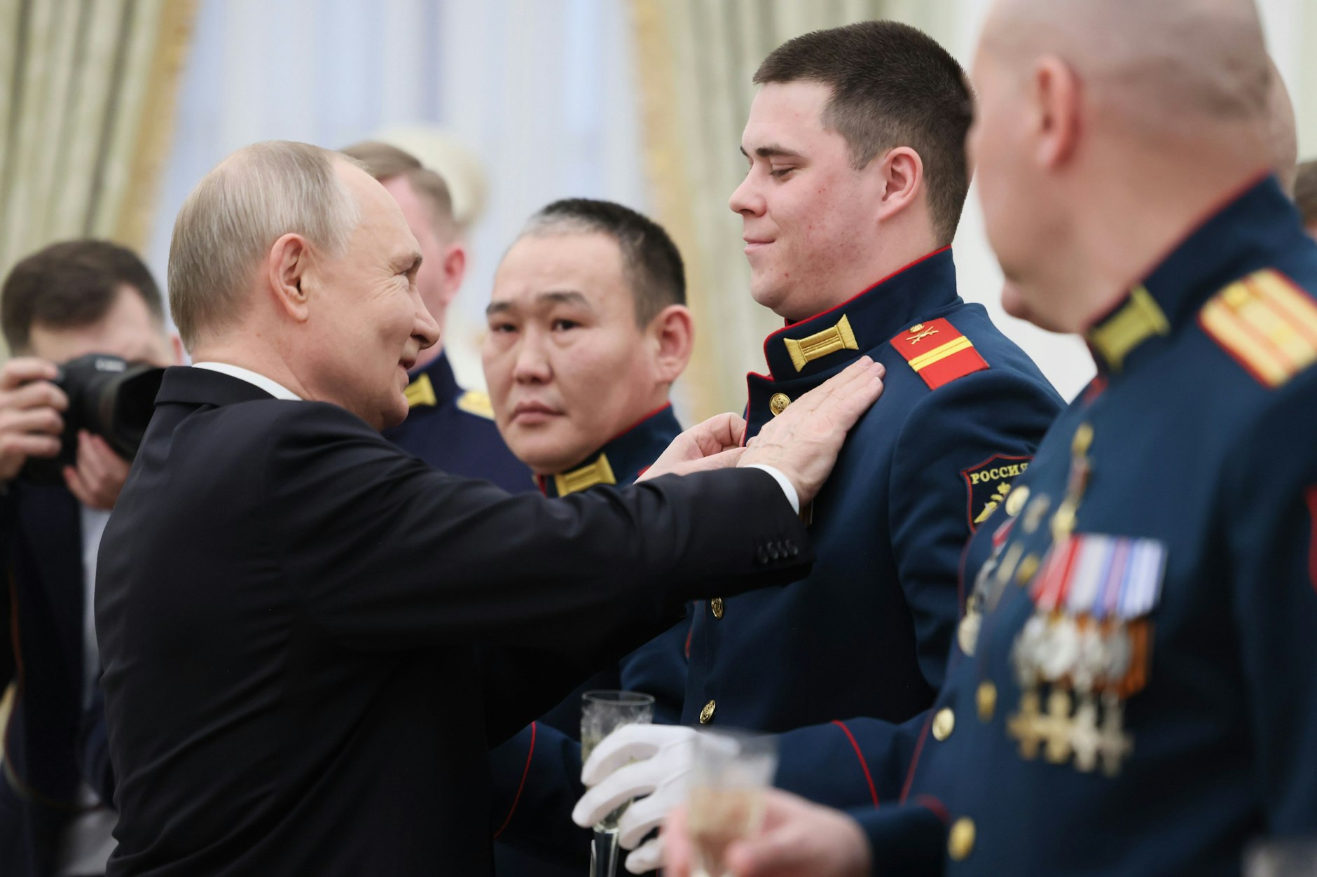 Vladimir Putin con los galardonados con la “Medalla Estrella de Oro del Héroe de Rusia” en Moscú.