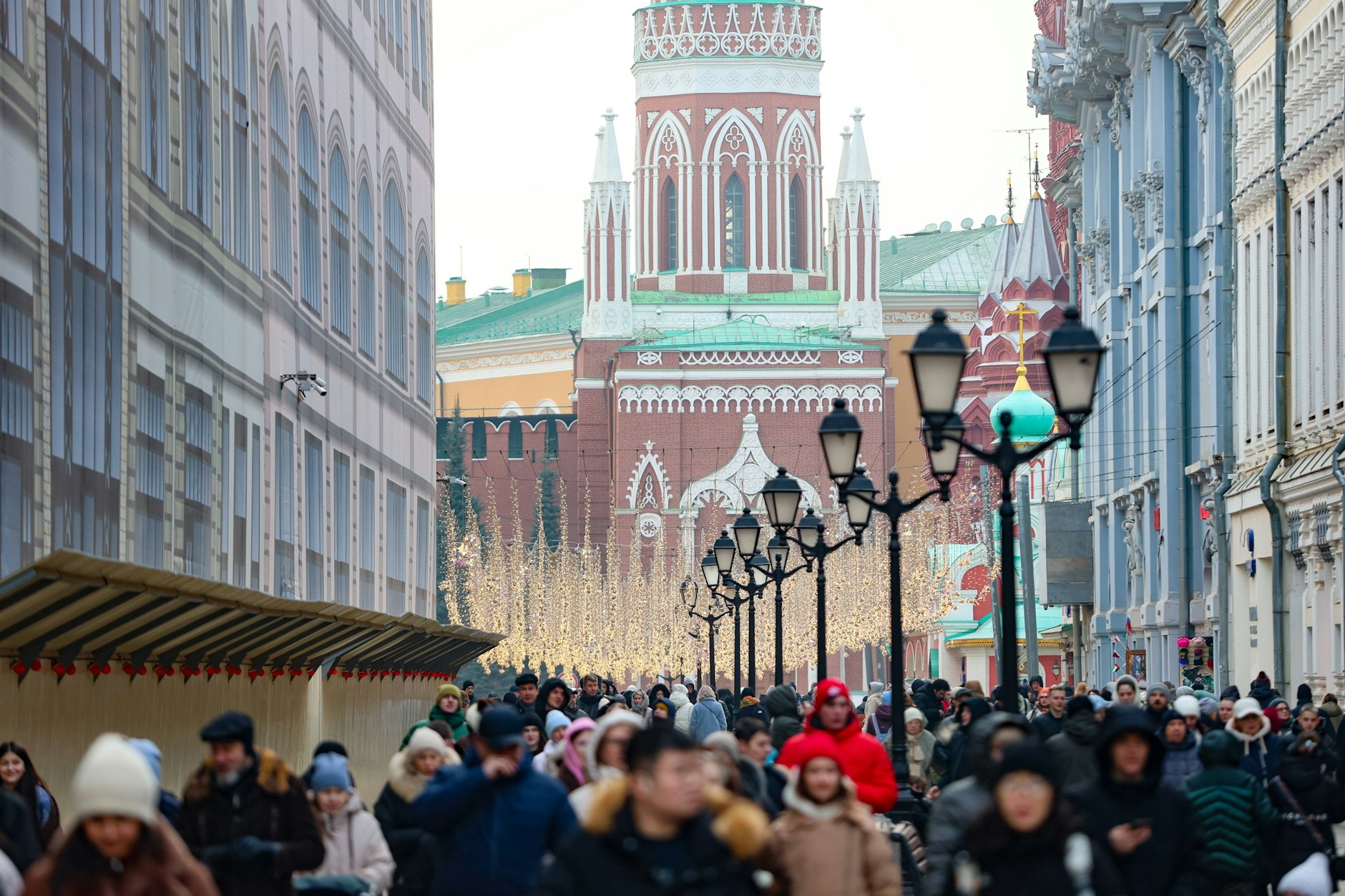 La vida continúa: la calle Nikolskaya de Moscú a principios de febrero de 2025.