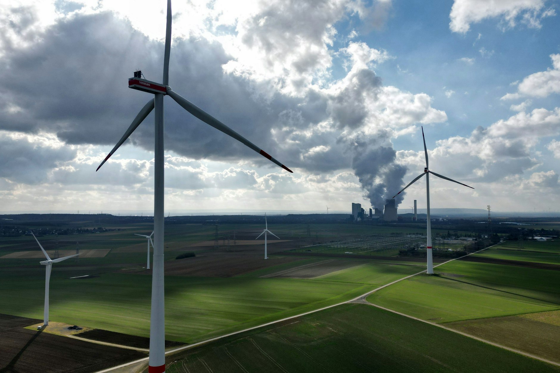 Windräder vor dem Braunkohlekraftwerk Niederaußem bei Pulheim (Nordrhein-Westfalen).