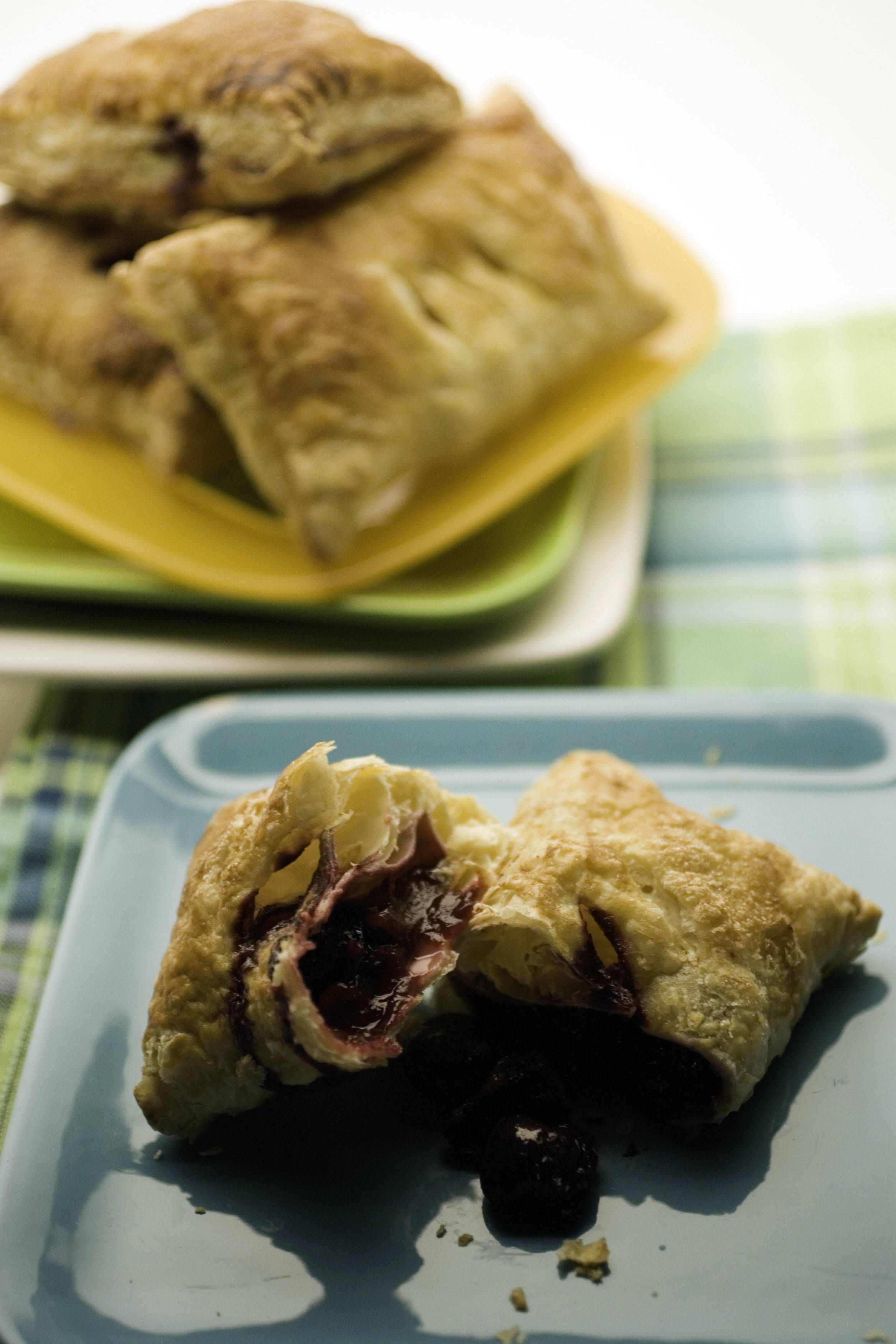 Image - Rezept für einfache Kirschtaschen mit Blätterteig – viel besser als bei McDonald’s!