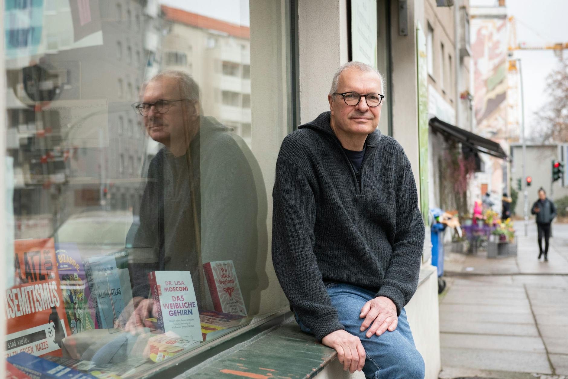 Jörg Braunsdorf vor seinem Buchladen in der Tucholskystraße in Mitte