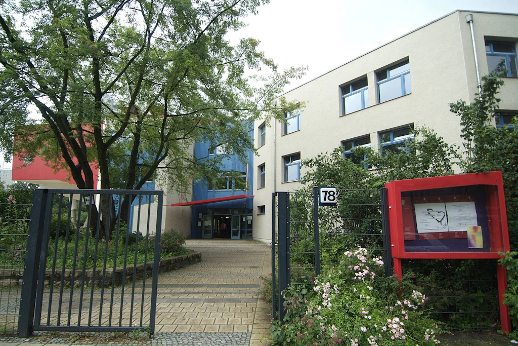 Schule schön angeschmiert! Riesen-Penis auf Dach gepinselt
