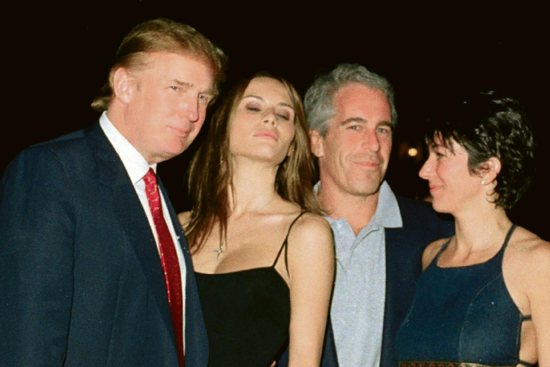 Der damalige amerikanische Immobilienunternehmer Donald Trump, seine Freundin, das Model Melania Knauss, der Finanzier Jeffrey Epstein sowie die britische Prominente Ghislaine Maxwell im Jahr 2000 im Mar-a-Lago Club.