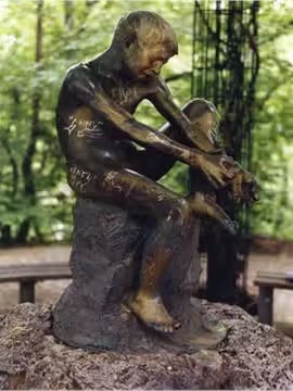 Bronzeskulptur „Knabe mit Tintenfisch“