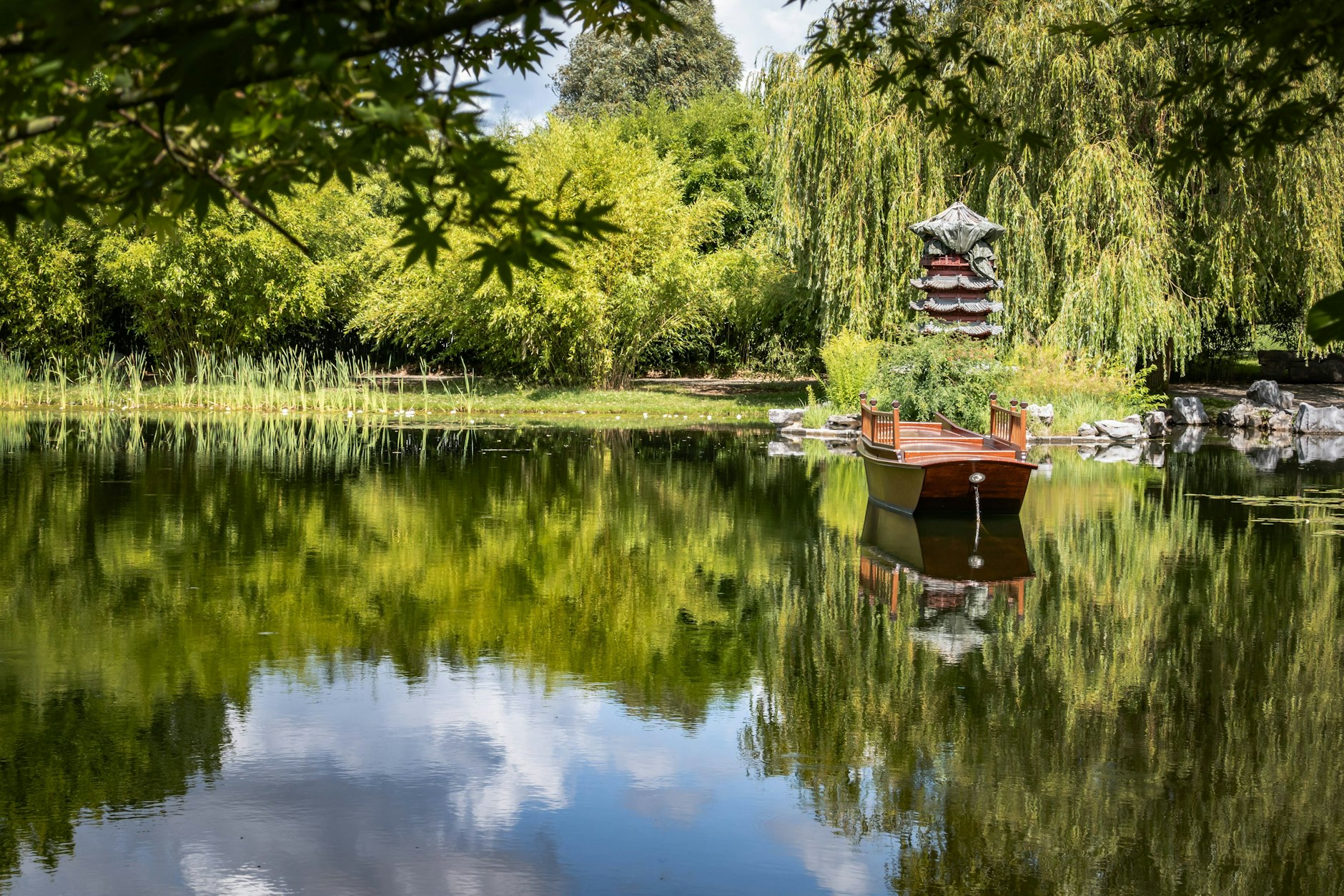 Eine der schönsten Grünanlagen der Hauptstadt sind die Gärten der Welt in Marzahn, hier der Chinesische Garten. Wegen der Sparmaßnahmen des Senats muss der Betreiber für die Anlage die Eintrittspreise erhöhen.