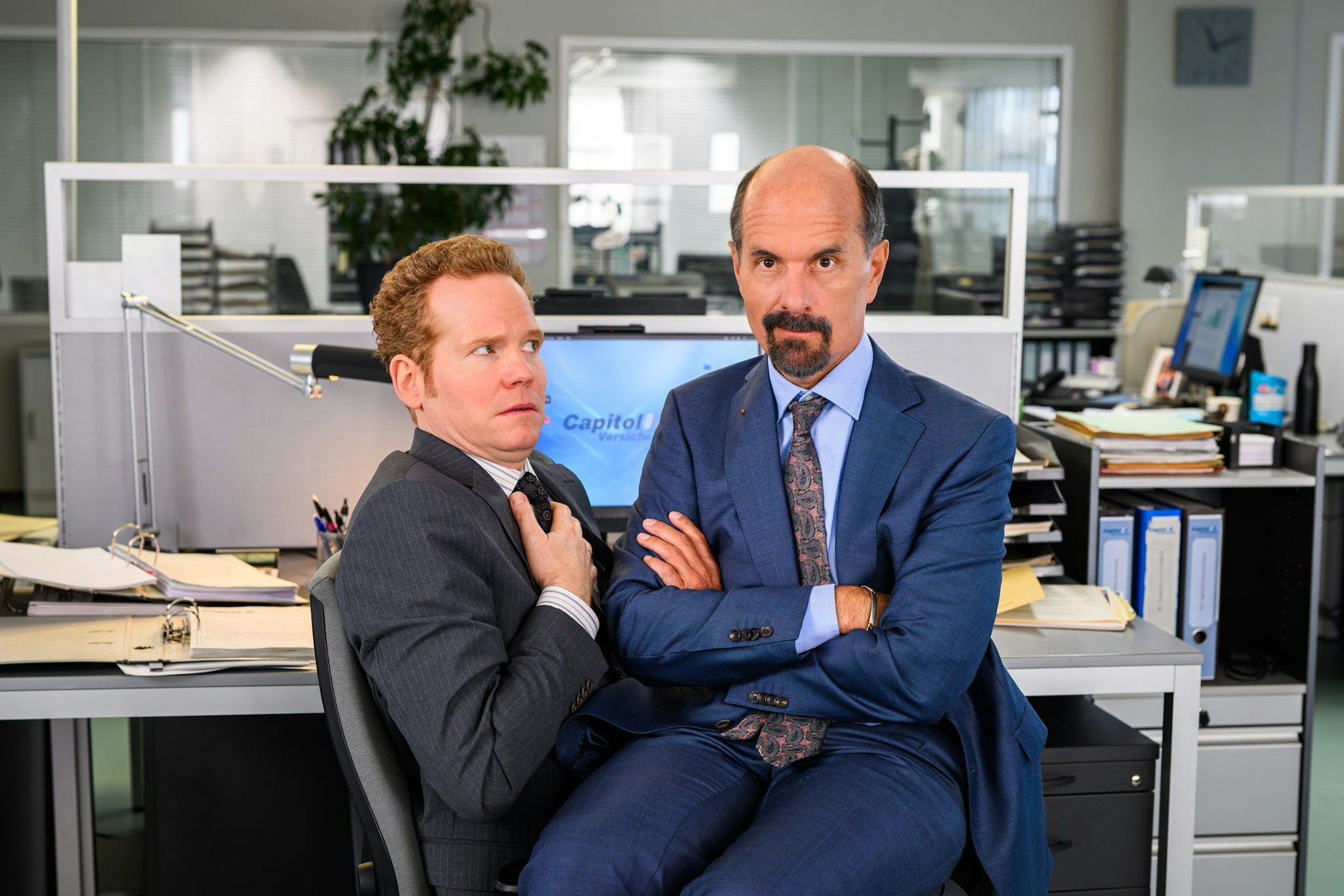 Bernd Stromberg (Christoph Maria Herbst, r.) treibt Ende 2025 wieder sein Unwesen im Büro.
