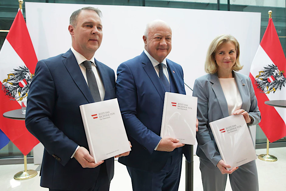 Dreier-Koalition in Wien steht: die Parteivorsitzenden Christian Stocker (M., ÖVP), Andreas Babler (l., SPÖ) und Beate Meinl-Reisinger (Neos) mit ihrem Regierungsprogramm.