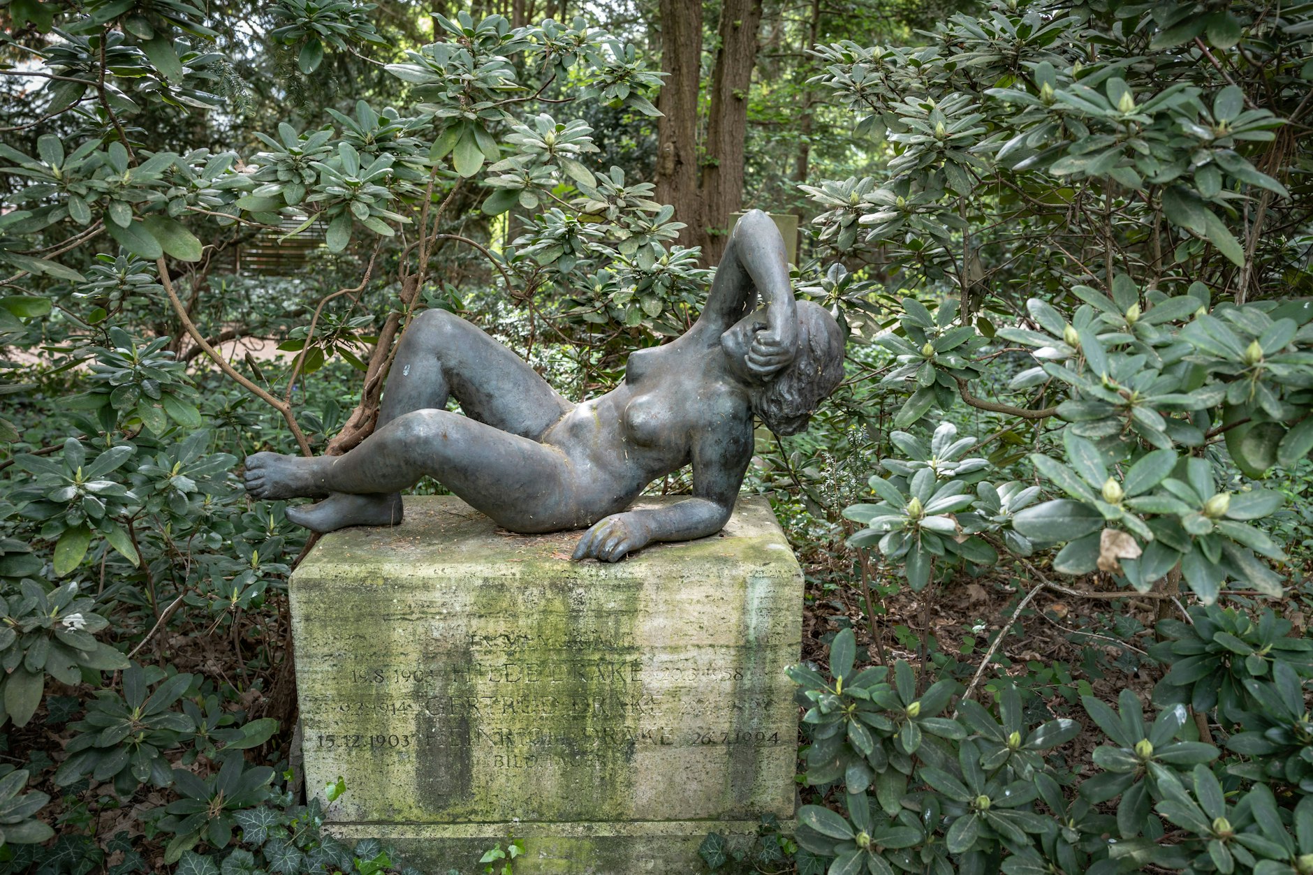 Die Liegende wurde von einem Grabstein auf dem Pankower Friedhof III gestohlen.