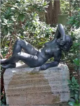 Bronzeskulptur „Liegende“