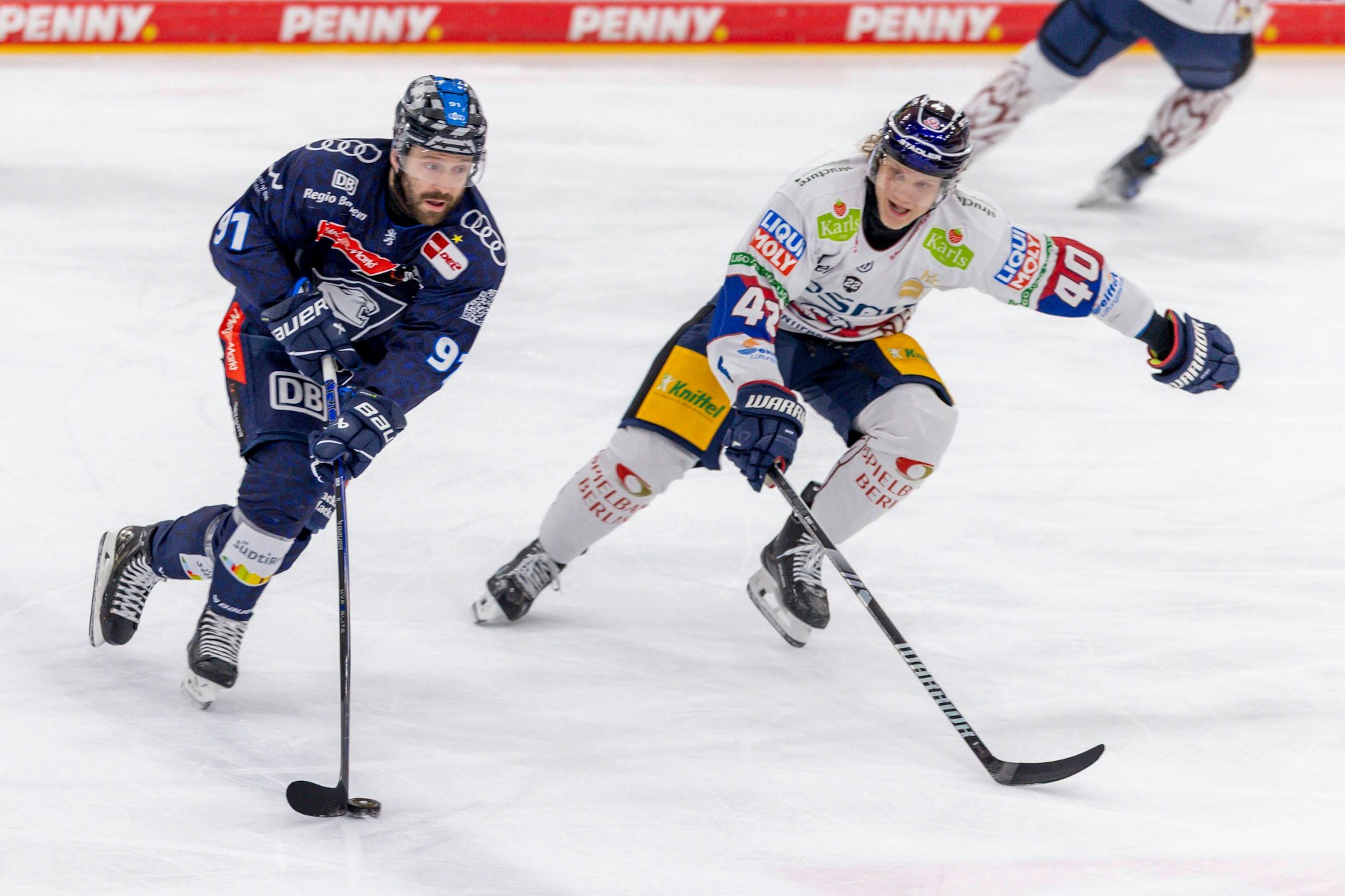 Eisbär Korbinian Geibel (r.) schaut genau, was Ingolstadts Riley Sheen mit der Scheibe macht.