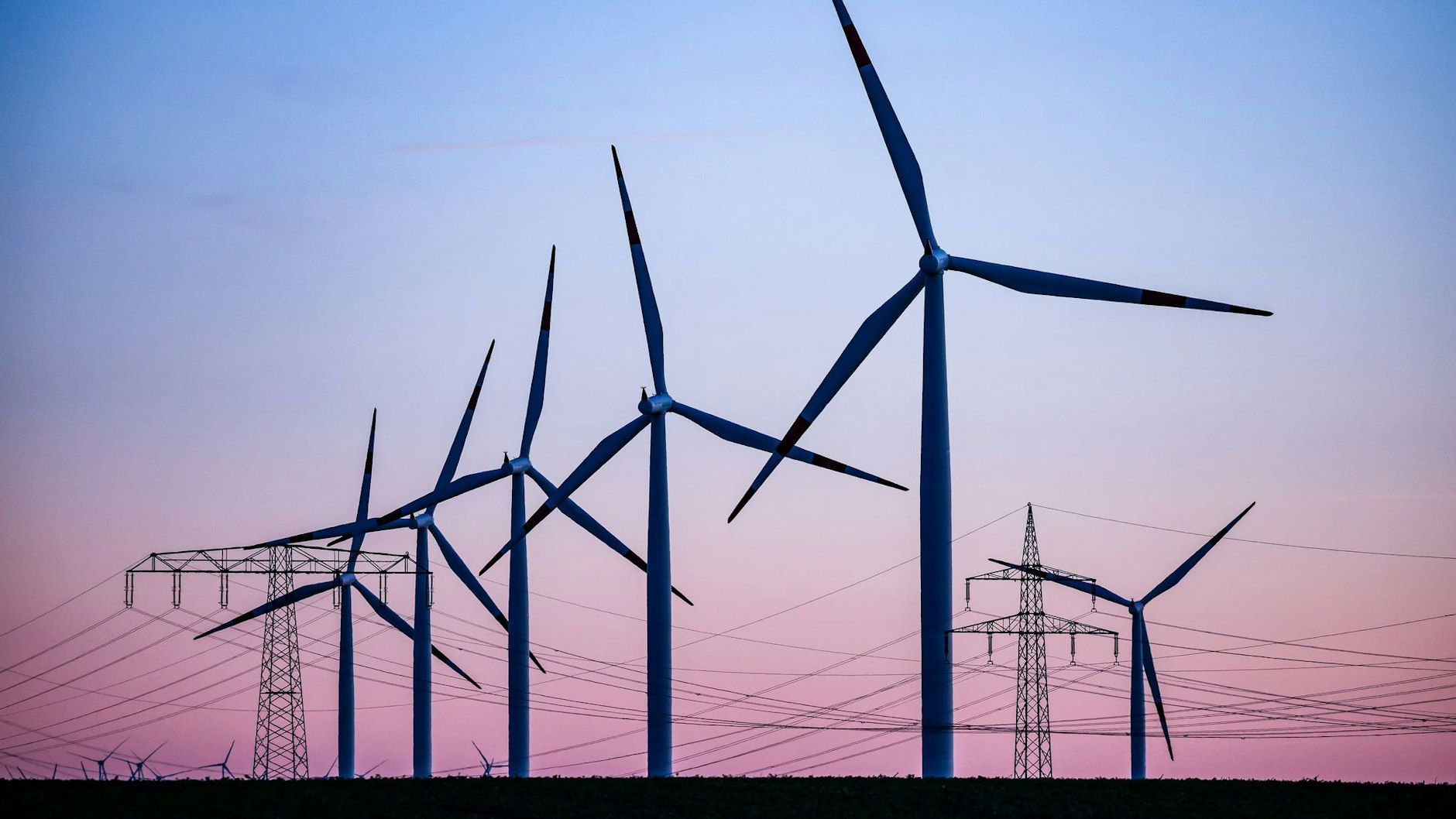 Windkraftanlagen brauchen Wind. Wenn der fehlt, steigen die Strompreise.