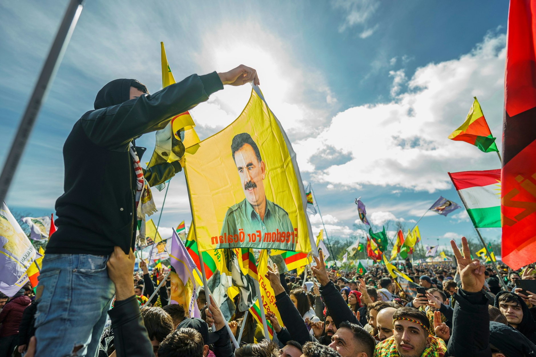 Ein Mann hält bei einer Demo in Deutschland eine Flagge mit dem Konterfei von Abdullah Öcalan, dem Führer und Gründer der in vielen Ländern verbotenen und als Terrororganisation eingestuften kurdischen Arbeiterpartei PKK.