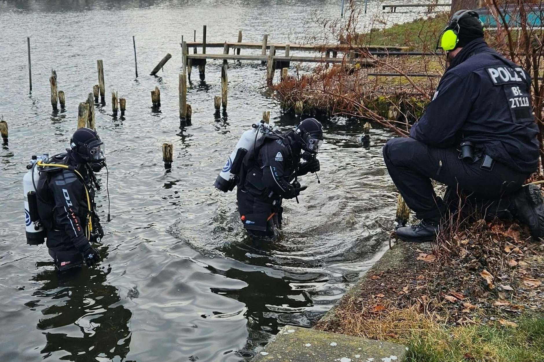 Polizeitaucher suchen im Dämeritzsee nach einer Bombe im Wasser.