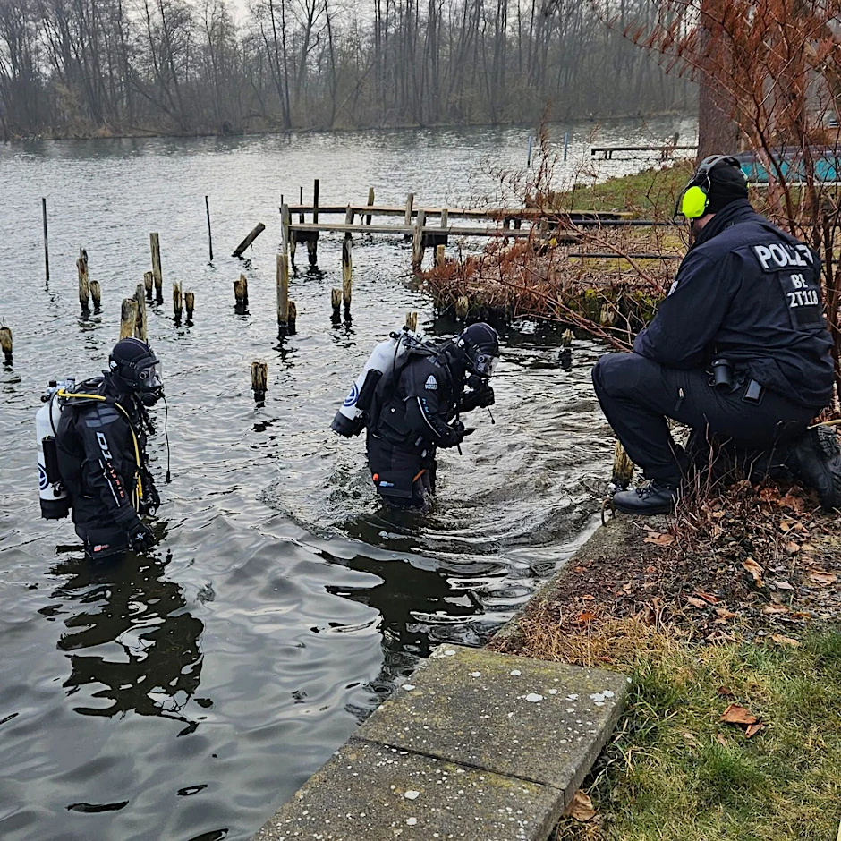 Polizeitaucher suchen im Dämeritzsee nach einer Bombe im Wasser. 