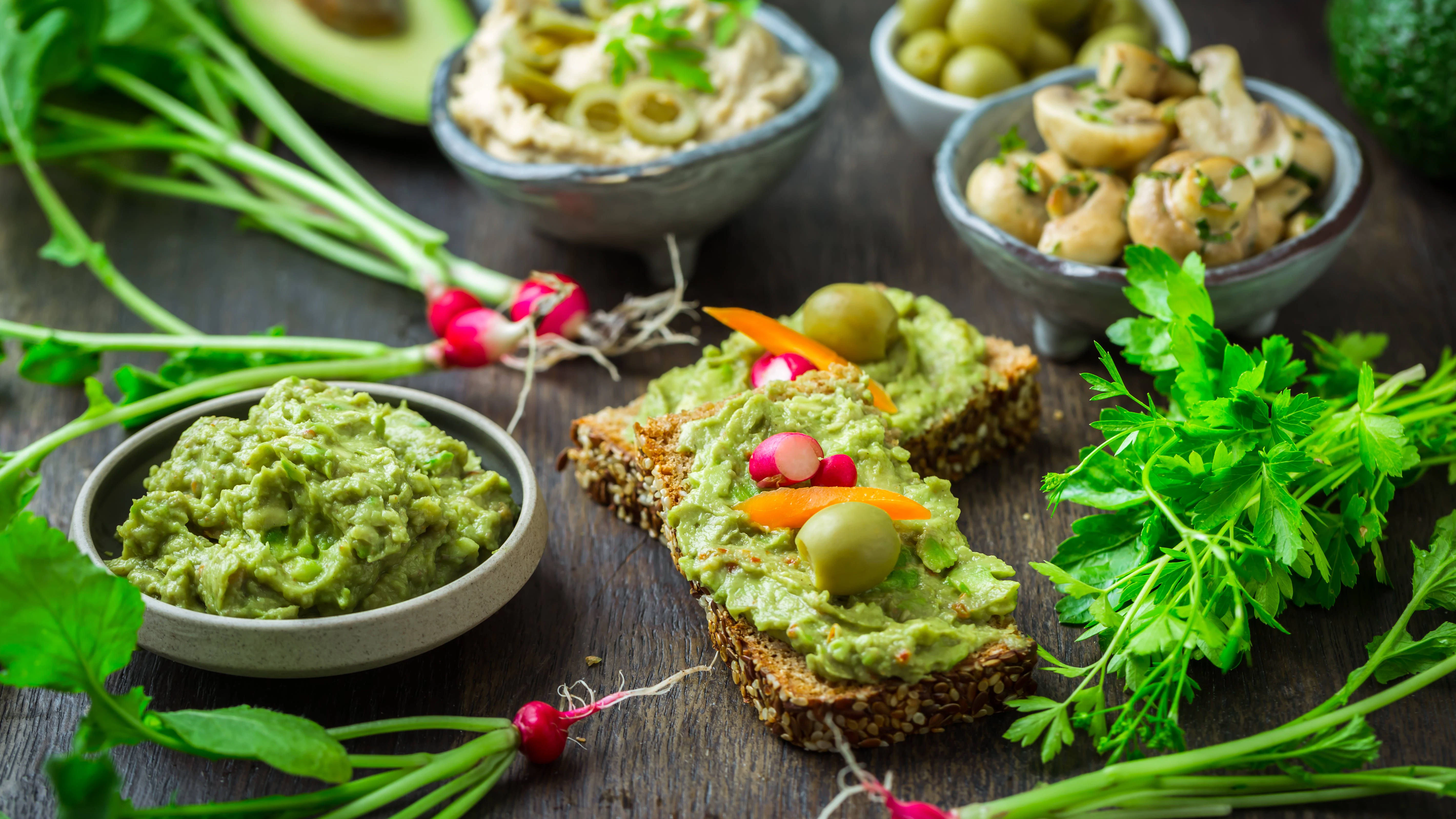 Ein schnelles Abendbrot muss nicht ungesund sein. Wie wäre es mit diesen leckeren Vollkorn-Crackern mit Guacamole?
