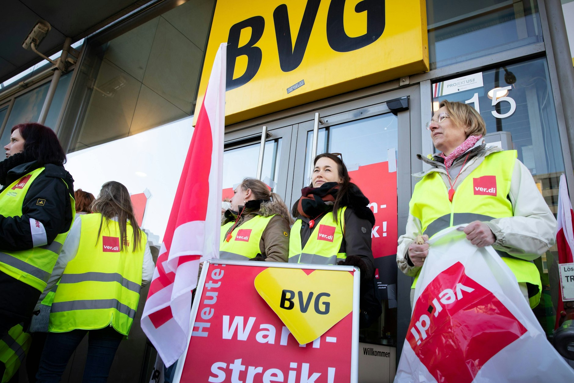 Verdi-Streikposten vor der BVG-Zentrale in Berlin-Mitte. Kann das neue Millionen-Angebot die protestierenden Mitarbeiter besänftigen?