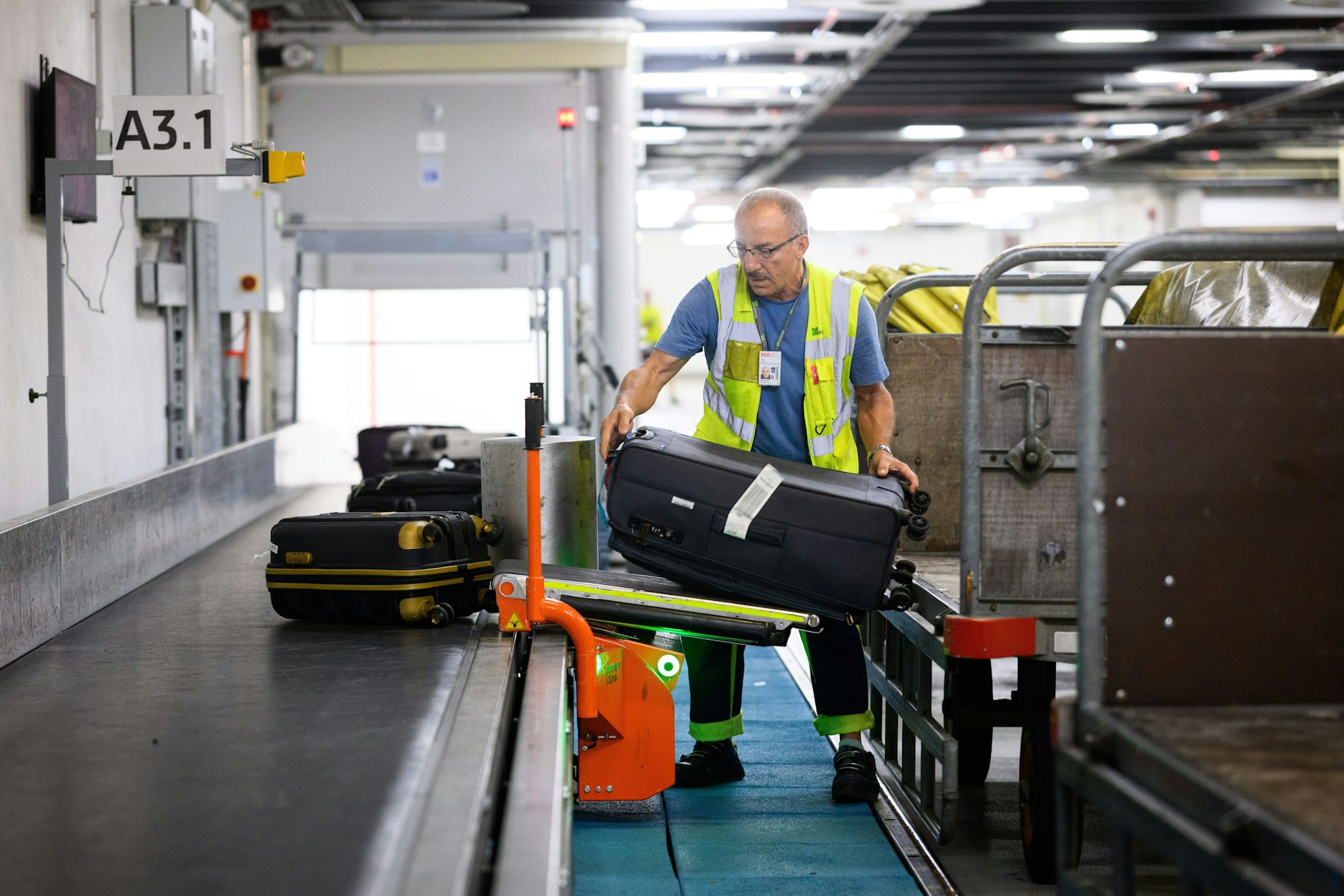 Ein Arbeiter verlädt Gepäck im Flughafen Berlin-Brandenburg. Der BER schnitt bei einem Ranking bezüglich der Zufriedenheit der Passagiere nicht so gut ab.