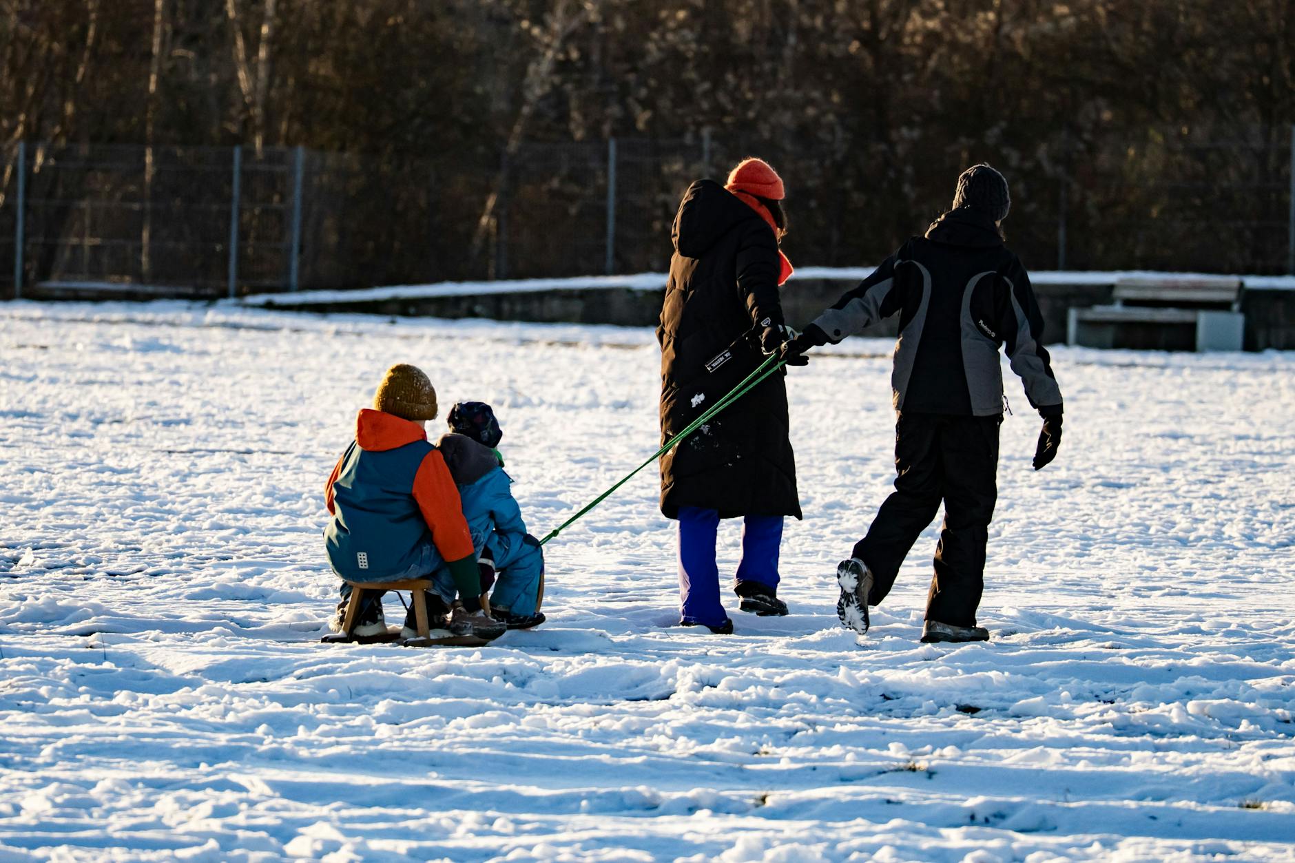 Menschen an einem sonnigen Wintertag auf dem Tempelhofer Feld in Berlin.