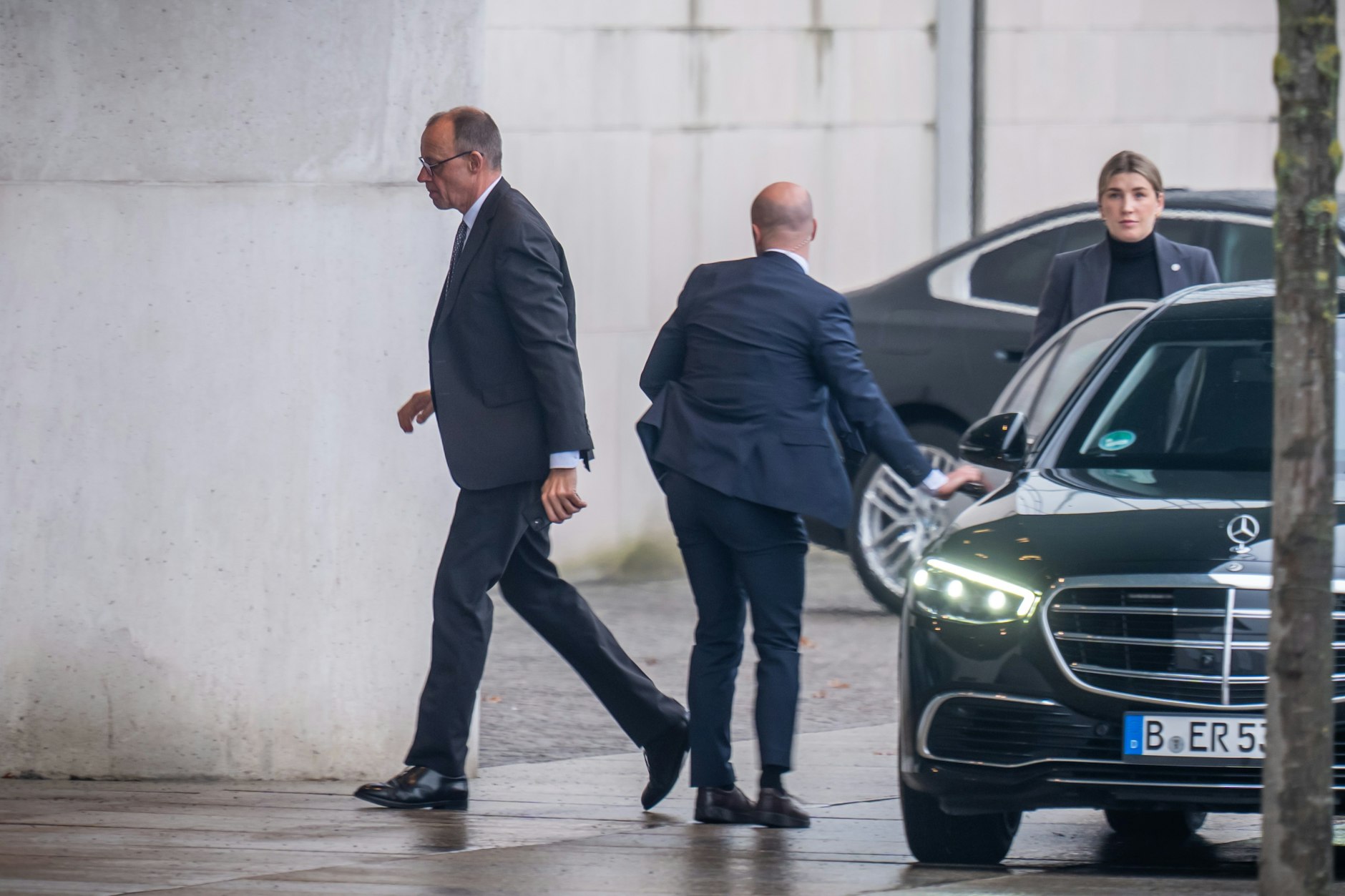 Friedrich Merz (CDU), Unions-Kanzlerkandidat und CDU Bundesvorsitzender, steigt am Bundeskanzleramt aus dem Auto, um sich mit Bundeskanzler Scholz (SPD), zu einem Gespräch zu treffen.