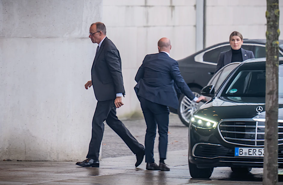 Friedrich Merz (CDU), Unions-Kanzlerkandidat und CDU Bundesvorsitzender, steigt am Bundeskanzleramt aus dem Auto, um sich mit Bundeskanzler Scholz (SPD), zu einem Gespräch zu treffen.