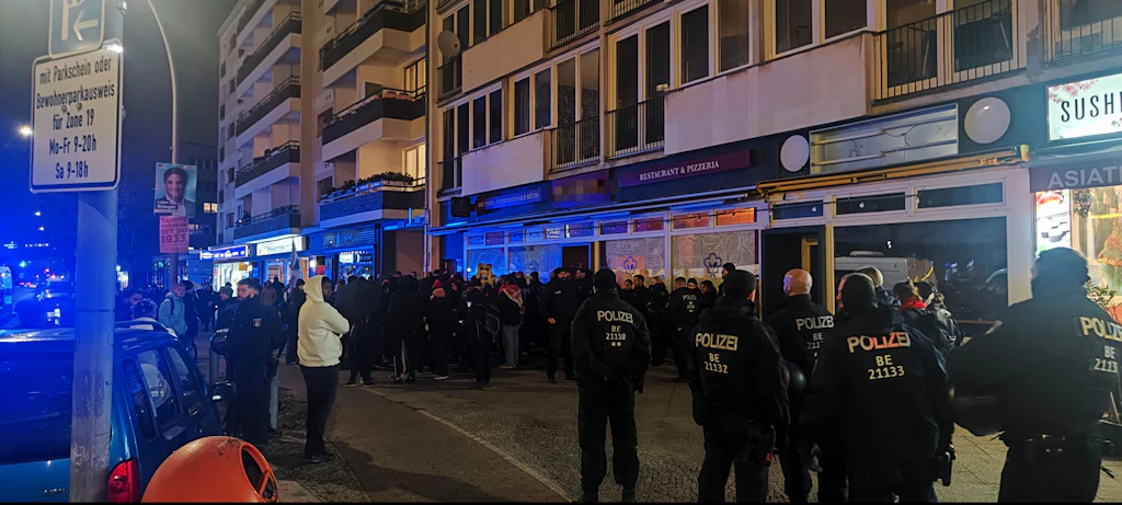 Sağ -Berlin'de Aşırılıkçı Martin Sellner: Bir Restoranın Önünde Protesto