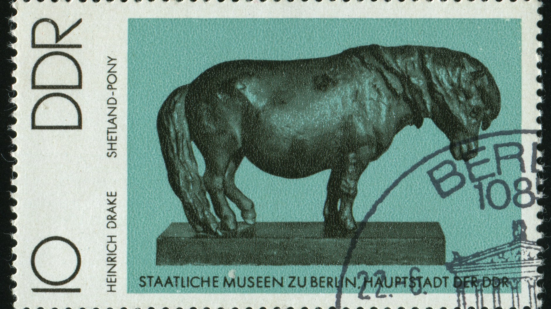 Die Plastik eines Shetlandponys schaffte es sogar auf eine DDR-Briefmarke.