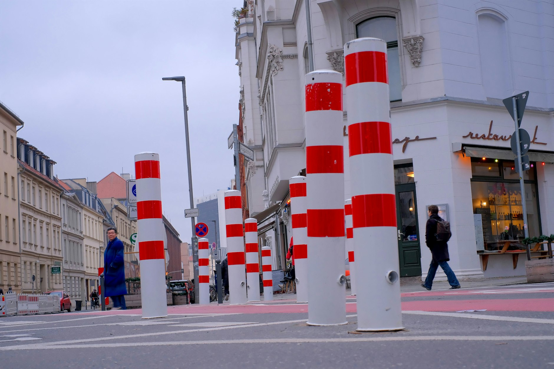 Poller in Berlin-Mitte: Auf der Kreuzung Tucholsky-/Auguststraße zwingen Stahlpfosten Kraftfahrer zum Abbiegen. Die Poller schaden dem Gewerbe, sagen Kritiker.