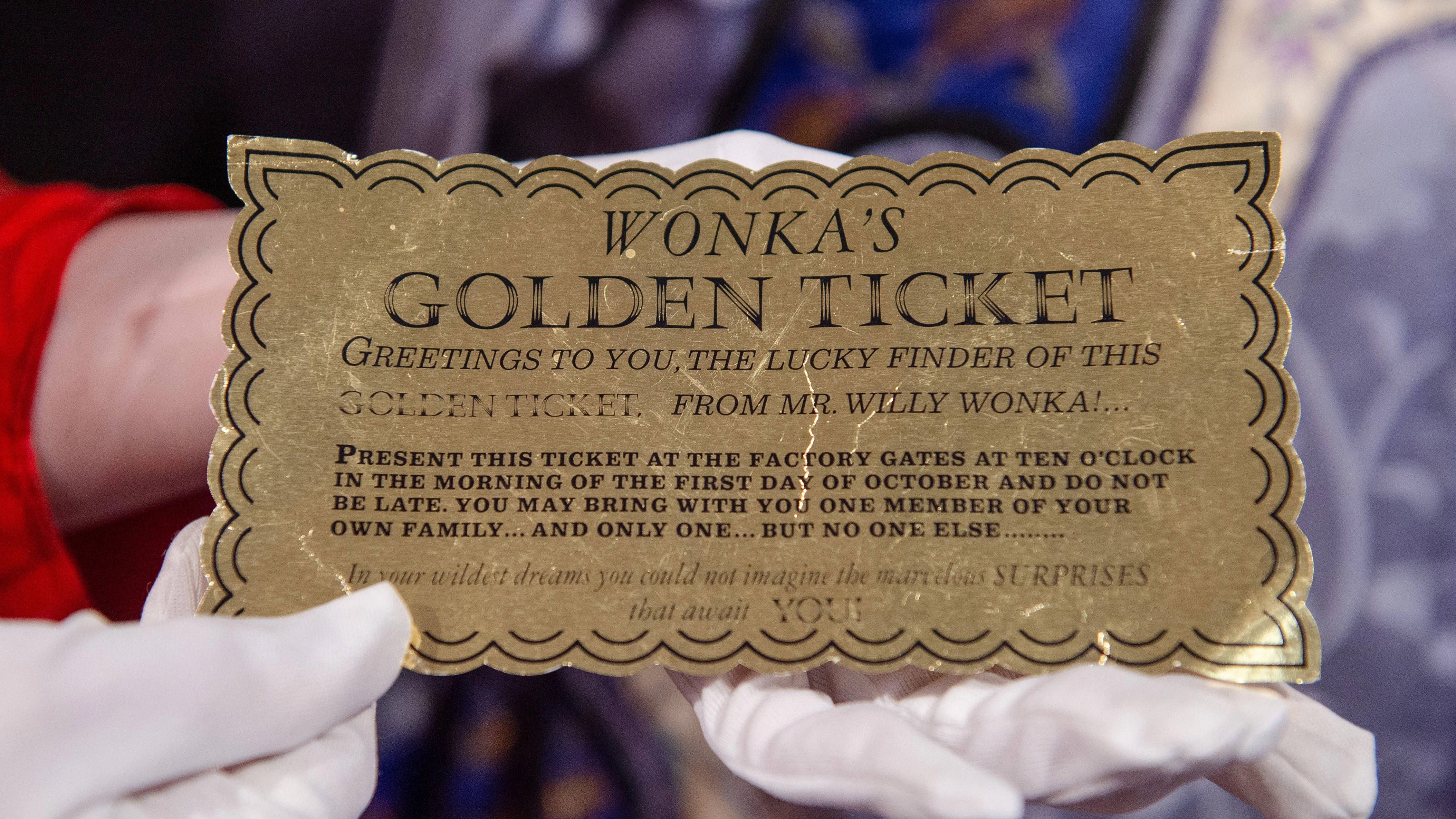 Ein goldenes Ticket, welches Willi Wonka im Buch „Charlie und die Schokoladenfabrik“ verteilt.