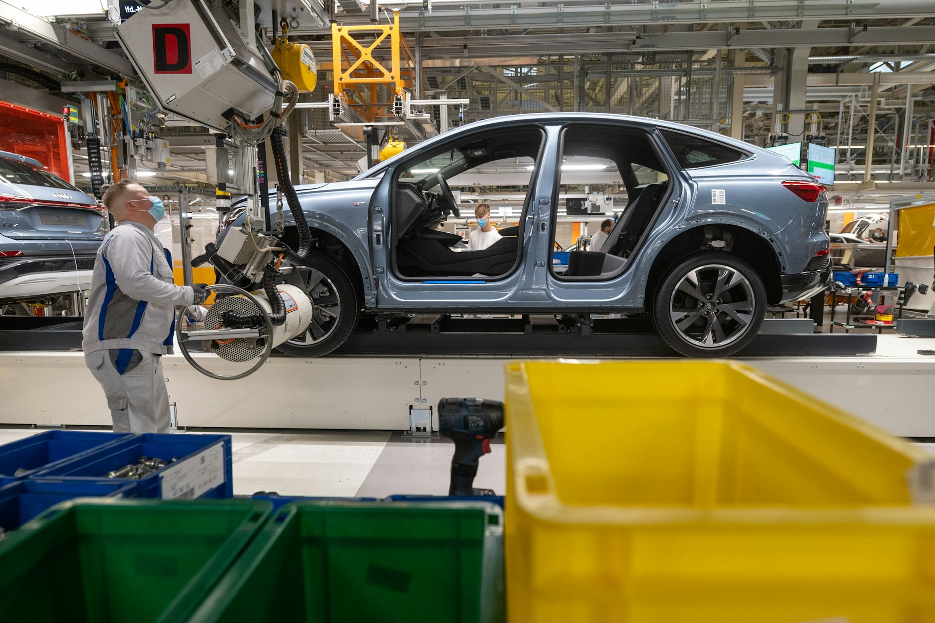 Mitarbeiter im Volkswagen-Werk in Zwickau montieren einen Audi Q4 e-tron. Ab 2027 soll hier nur noch dieses Modell gebaut werden.