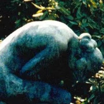Bronzeskulptur „Ruhendes/trauerndes Mädchen“