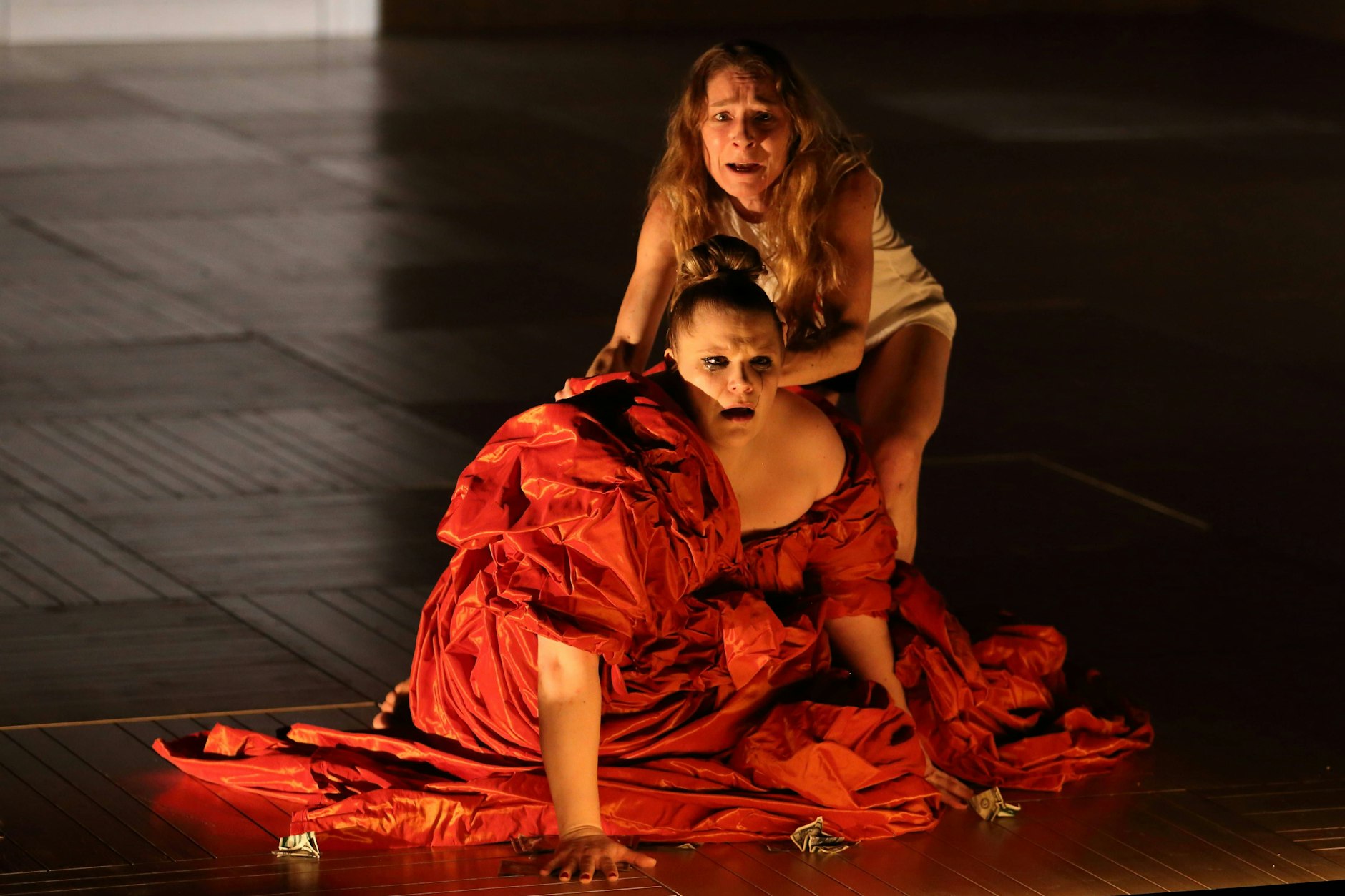 Stefanie Reinsperger als lautere Fleischkönigin Mauler und Kathleen Morgeneyer als zu läuternde Heilsarmistin Johanna Dark (v.l.) „Die heilige Johanna der Schlachthöfe“ im Berliner Ensemble