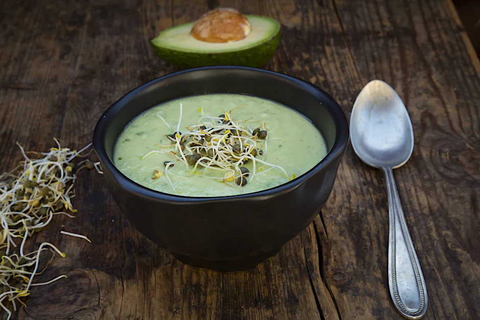Lust auf ein schnelles Abendbrot? Wie wäre es mit einer gesunden Avocado-Gurken-Suppe?