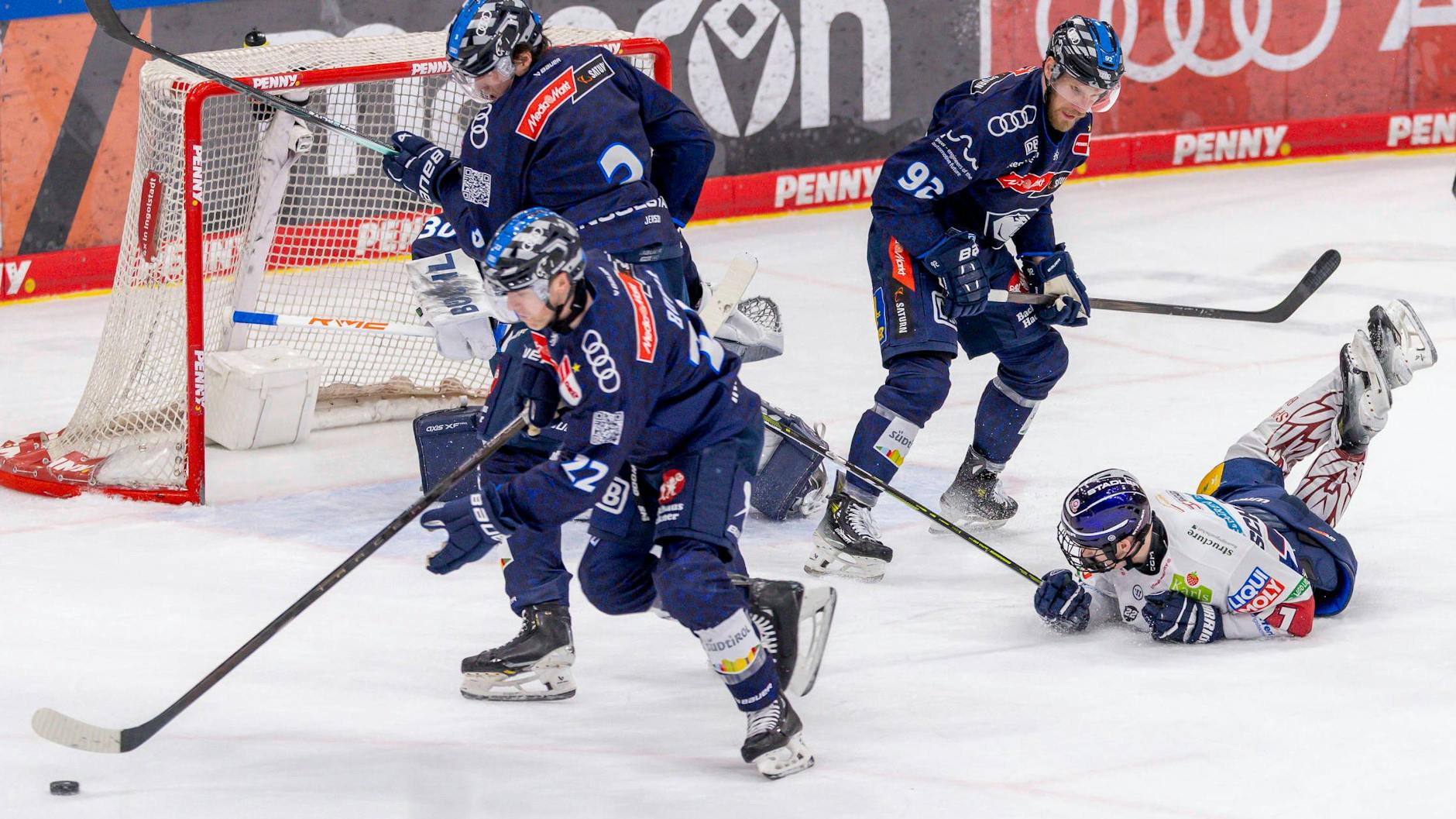 Eisbär Eric Hördler landet gegen gleich drei Ingolstädter unsanft auf dem Eis.