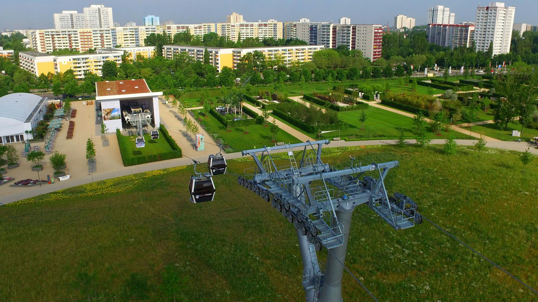 Die Seilbahn auf dem Gelände der Gärten der Welt in Berlin-Marzahn: Eine Fahrt kombiniert mit dem Besuch des Pflanzenparadieses wird teurer.