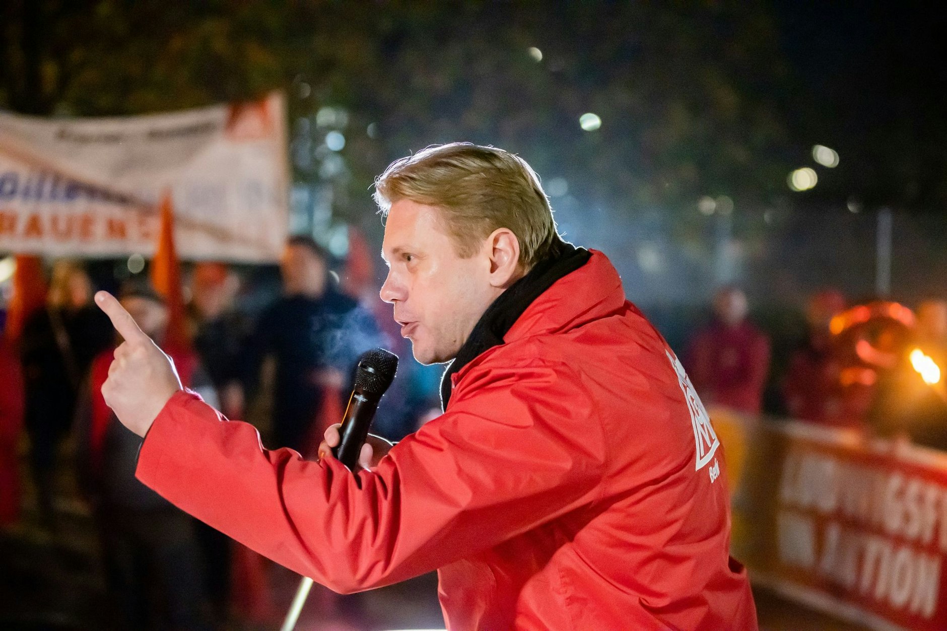 Jan Otto bei einer Kundgebung: Der Erste Bevollmächtigte und Geschäftsführer der Industriegewerkschaft Metall in Berlin setzt sich bei Stadler dafür ein, alle Stellen zu erhalten.