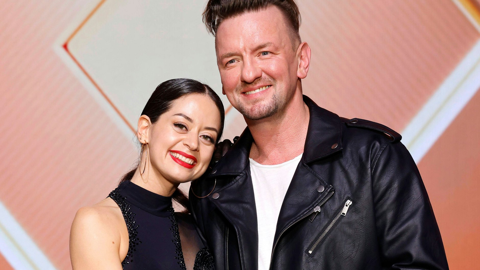 Profitänzerin Malika Dzumaev und Sänger Ben Zucker tanzen zusammen bei „Let's Dance“.