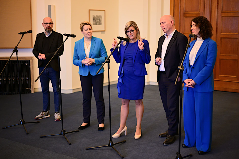 Berlins ganz große Verwaltungsreformskoalition: (v.l.) Tobias Schulze (Linke), Franziska Giffey (SPD), Chief Digital Officer des Landes Berlin, Martina Klement (CSU), Kai Wegner (CDU) und Bettina Jarasch (Grüne)