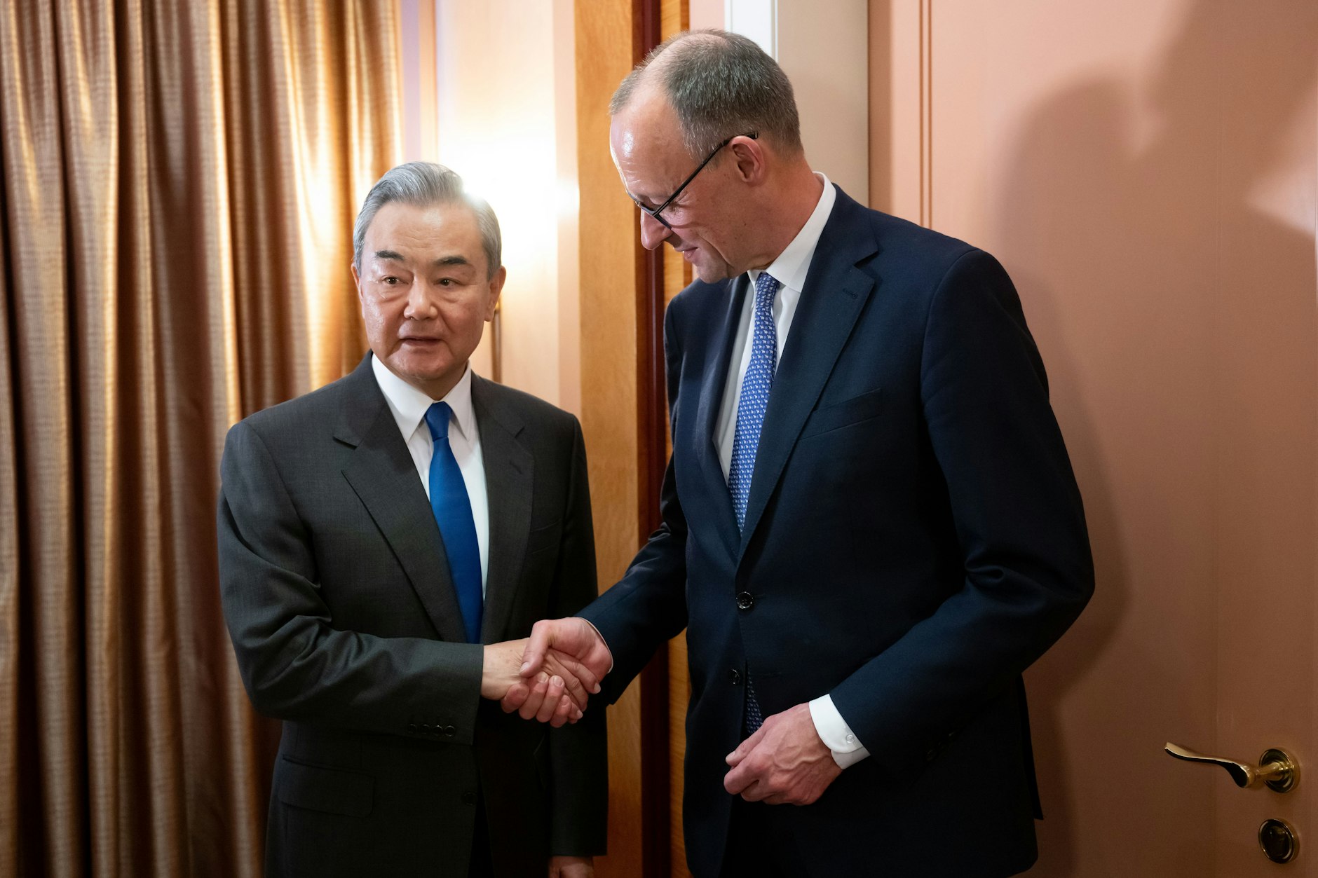 Friedrich Merz mit Wang Yi, Chinas Außenminister