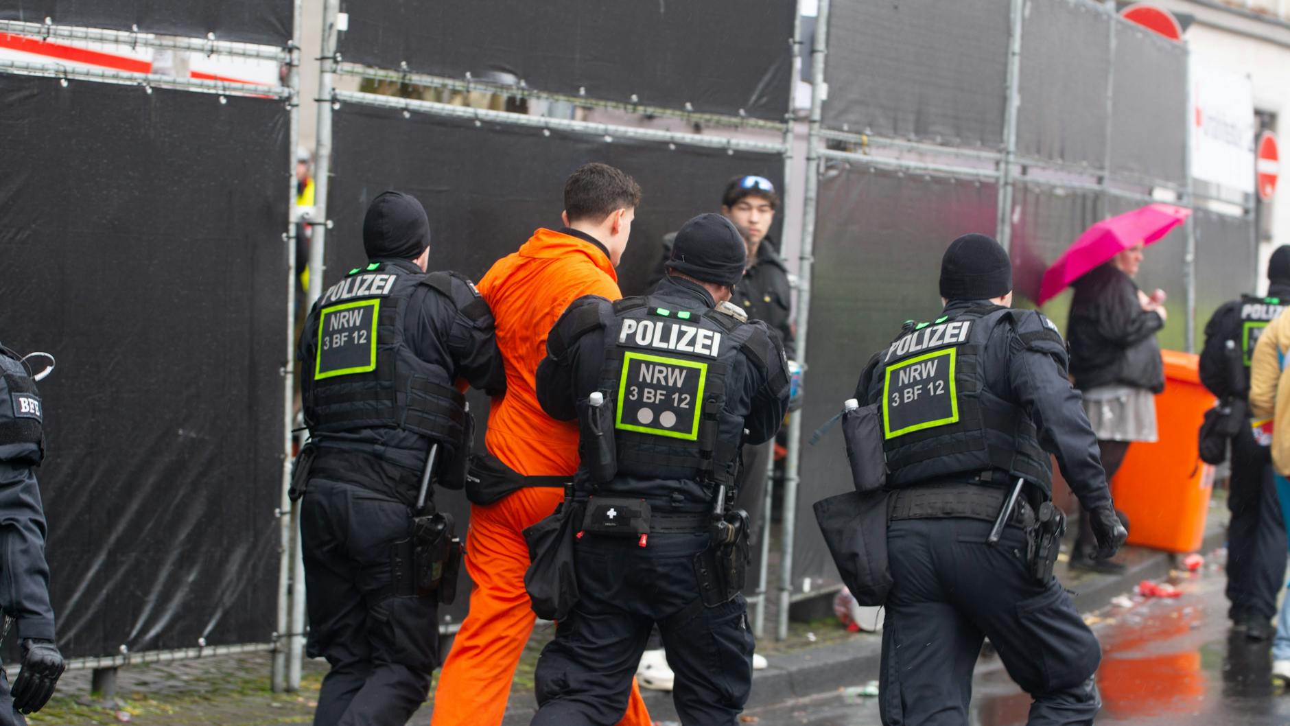 Die Kölner Polizei nimmt einen Betrunkenen fest.