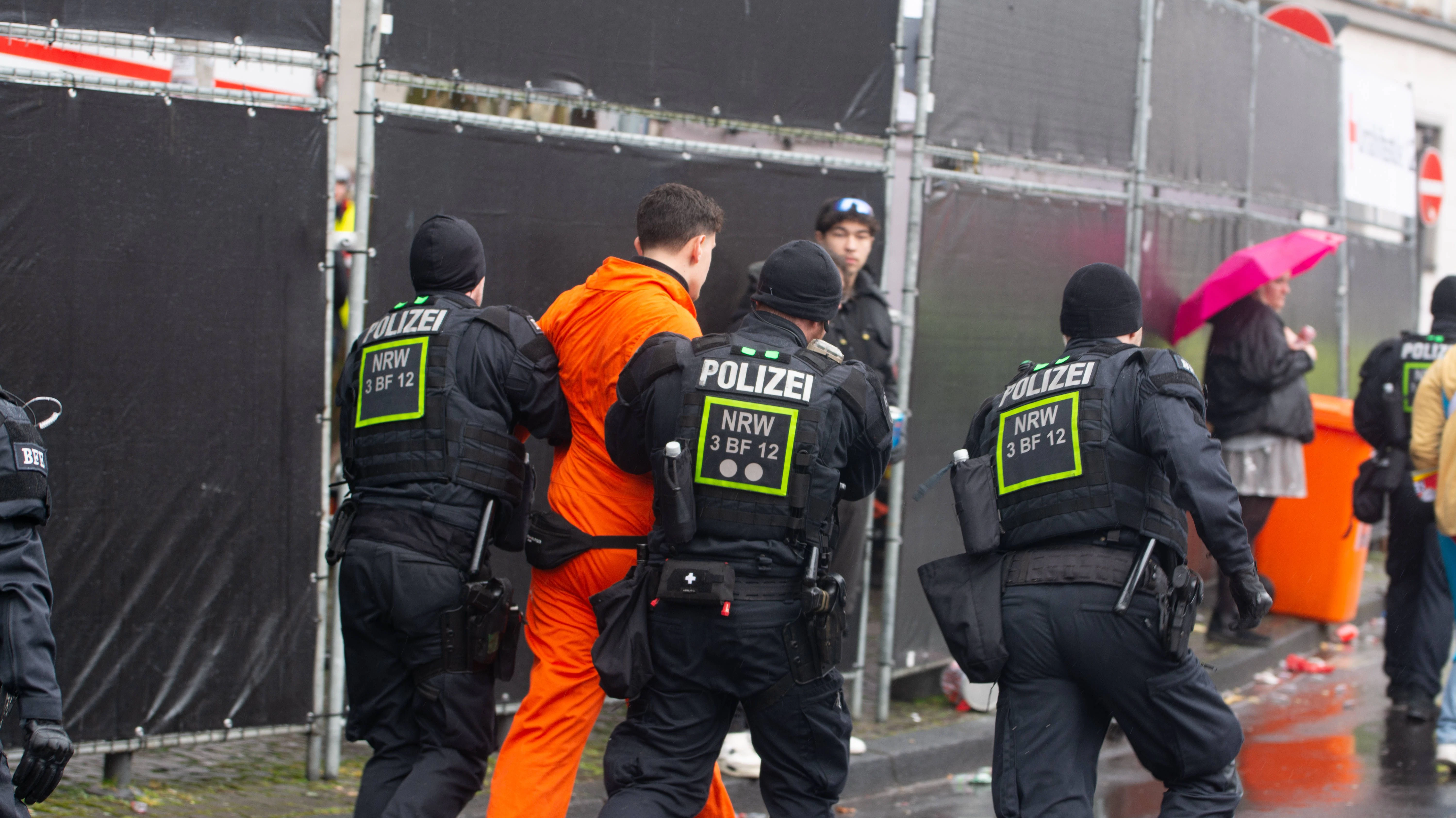 Die Kölner Polizei nimmt einen Betrunkenen fest.