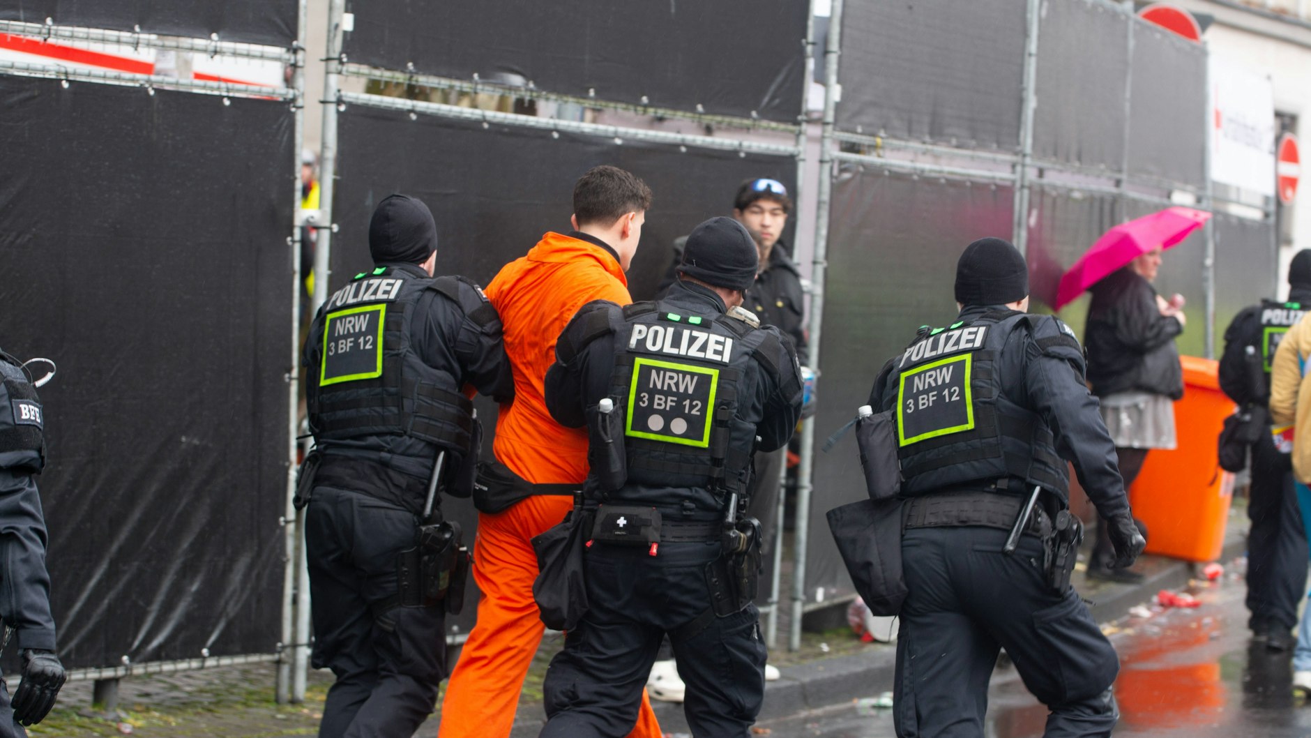 Die Kölner Polizei nimmt einen Betrunkenen fest.