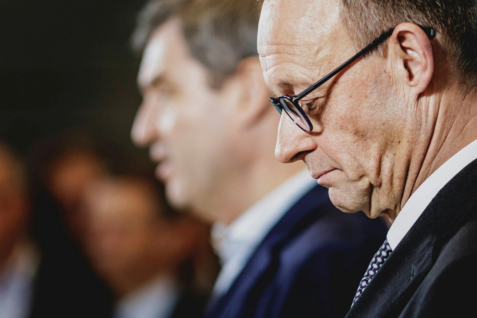 Friedrich Merz und Markus Söder greifen NGOs mit einer 551 Punkte umfassenden Anfrage an – ein politisches Manöver, das Kritiker als Angriff auf die Zivilgesellschaft werten.
